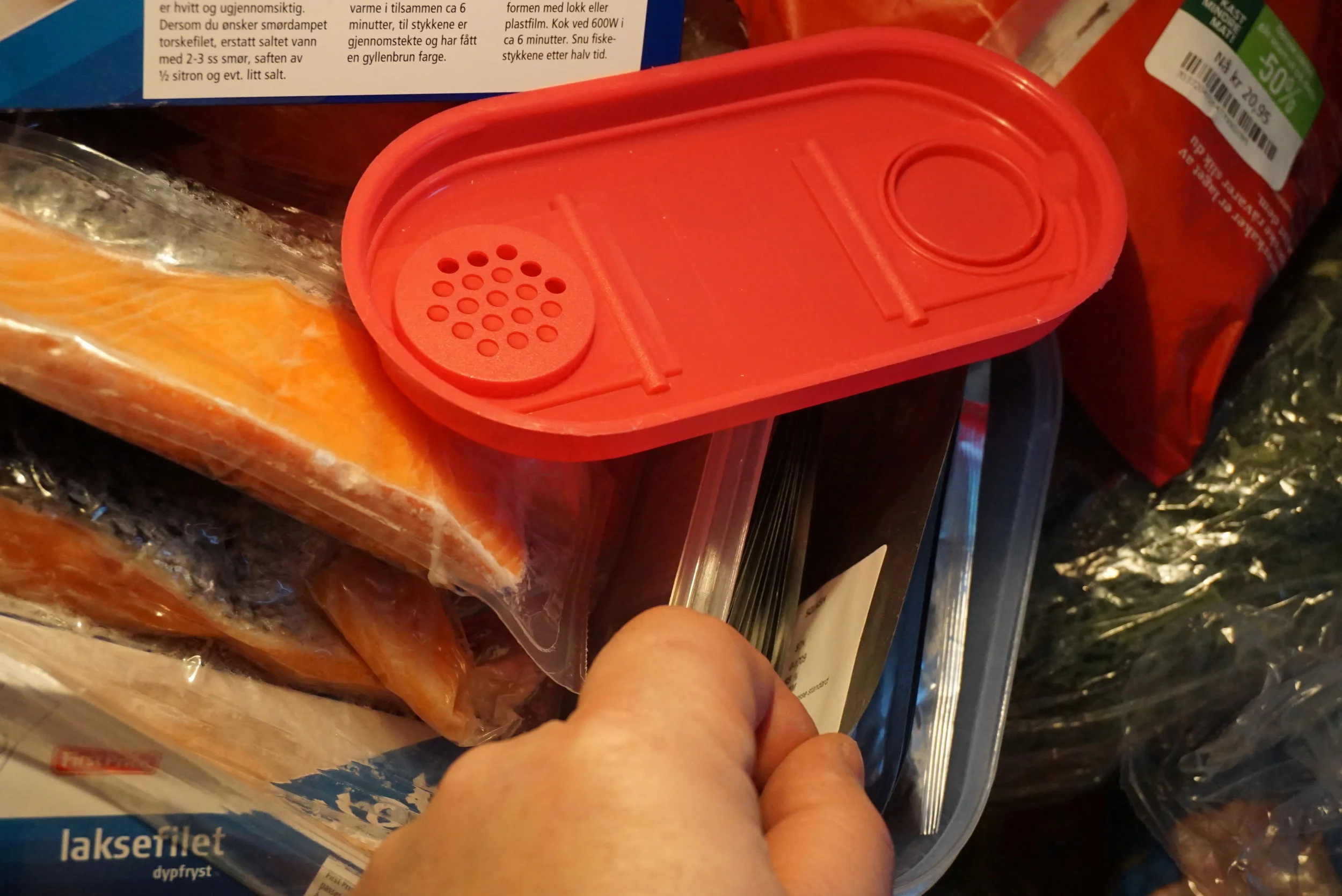 Mellom laksefilet og grønnkål ligger sommerens frø pakket i plastbelagte aluminiumsposer. Det kunne like gjerne vært i et tett glass.