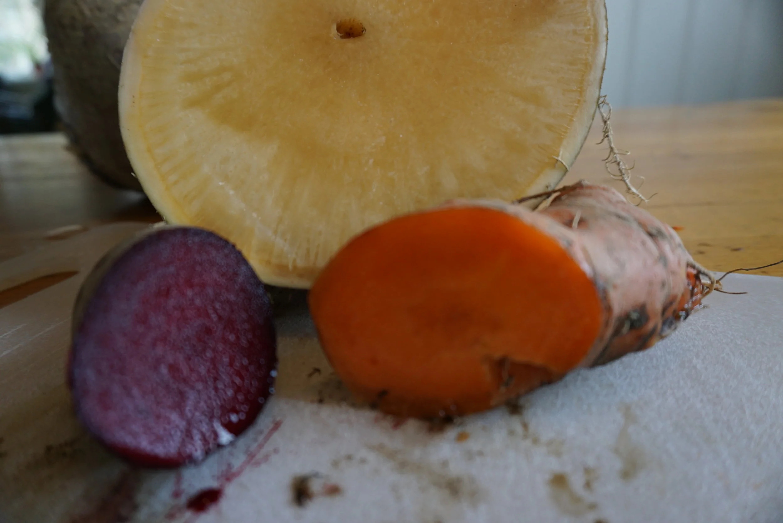 Smak farge og konsistens var utmerket på rødbetene og gulrøttene, mens noe av kålrota fikk tydelige frostskader.