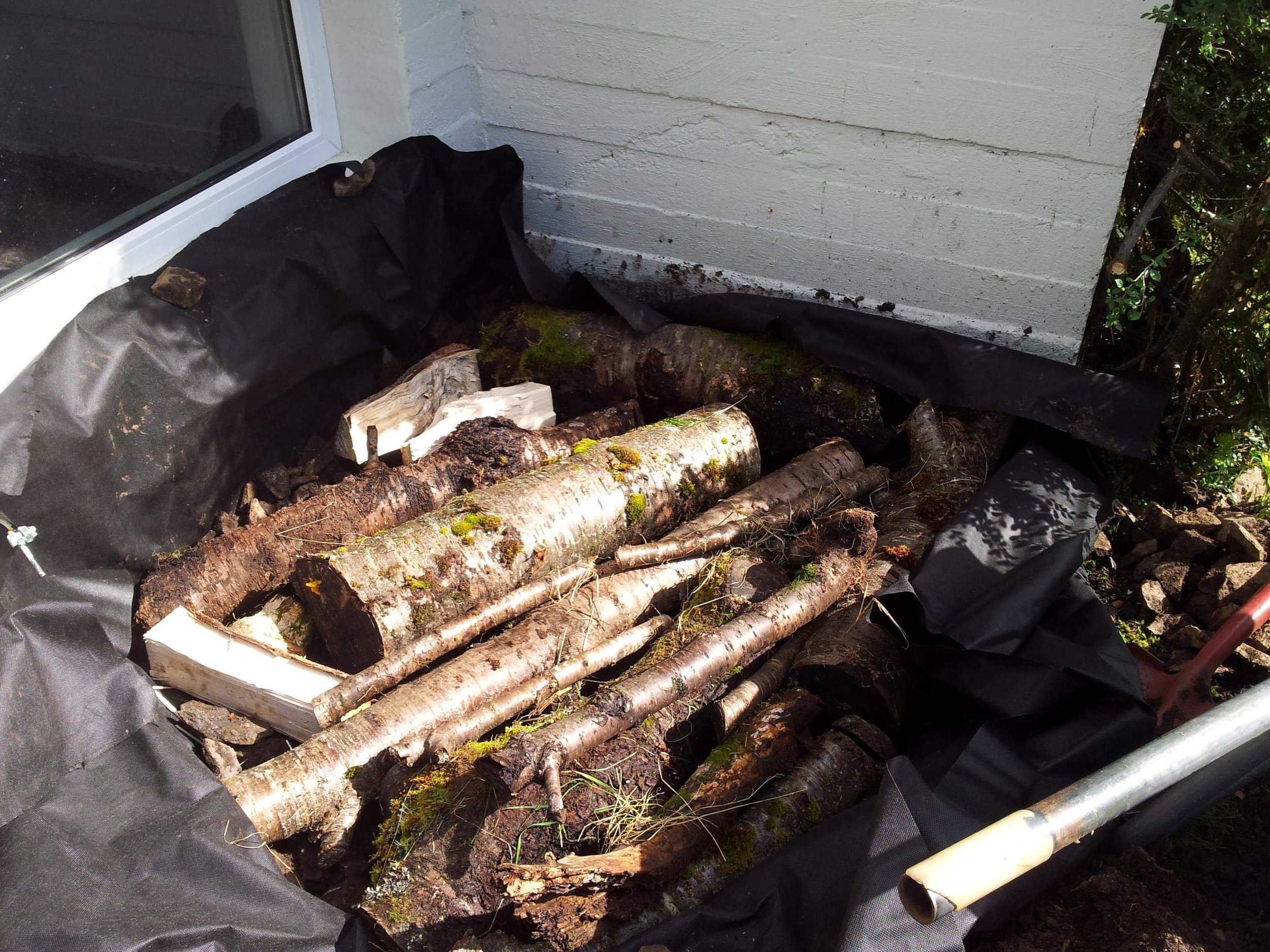 Hugelbed blir til slutt en måte å gjøre det på - også når nye bed skal lages intill huset.