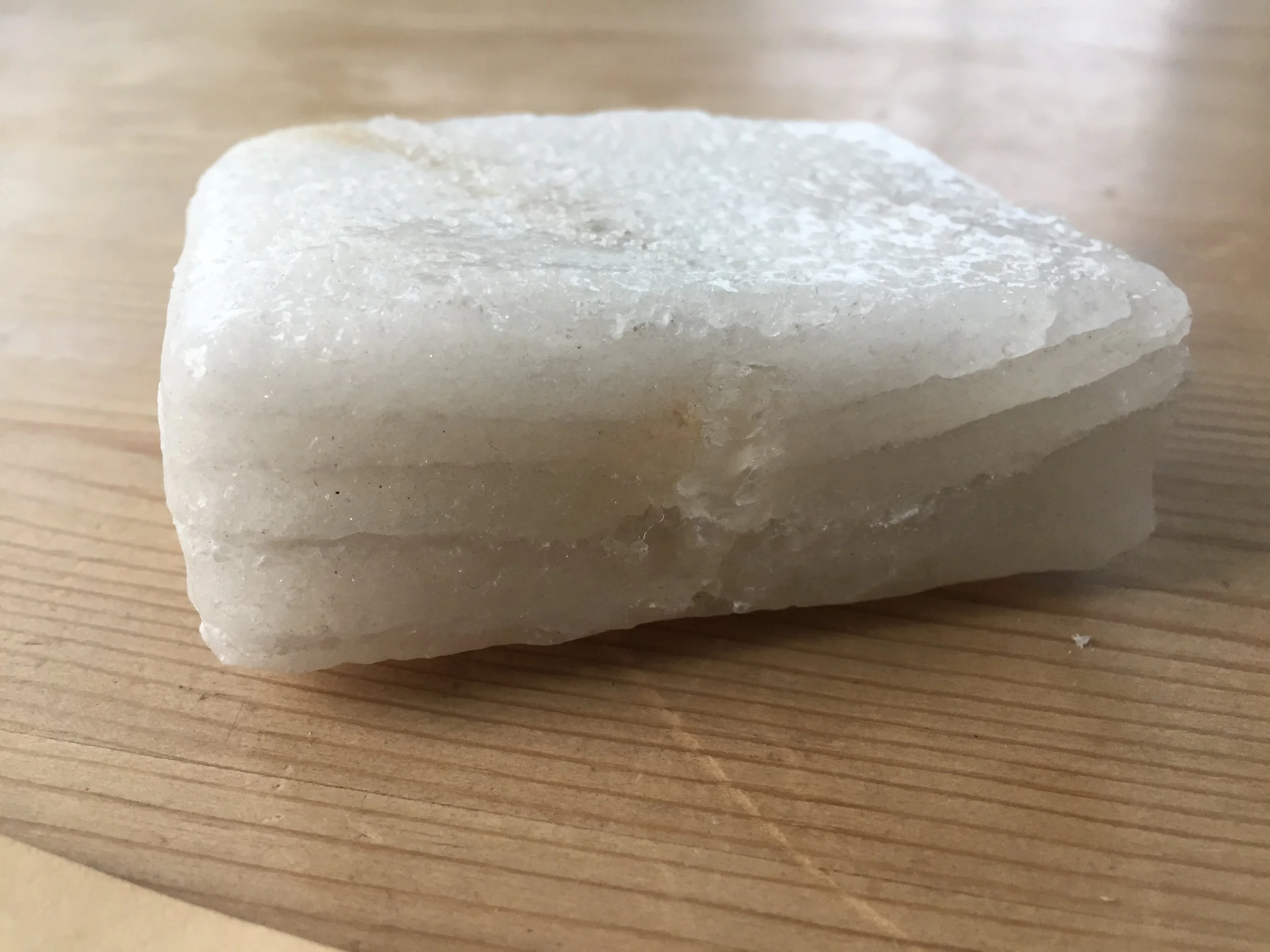 Saltstein fra Sahara. Slike gamle saltavleiringer rundt i verden var ofte utgangspunkt for saltgruver. Noen steder er saltuttakene urene og inneholder andre mineraler. Da har ikke saltet samme forutsigbare kraft.