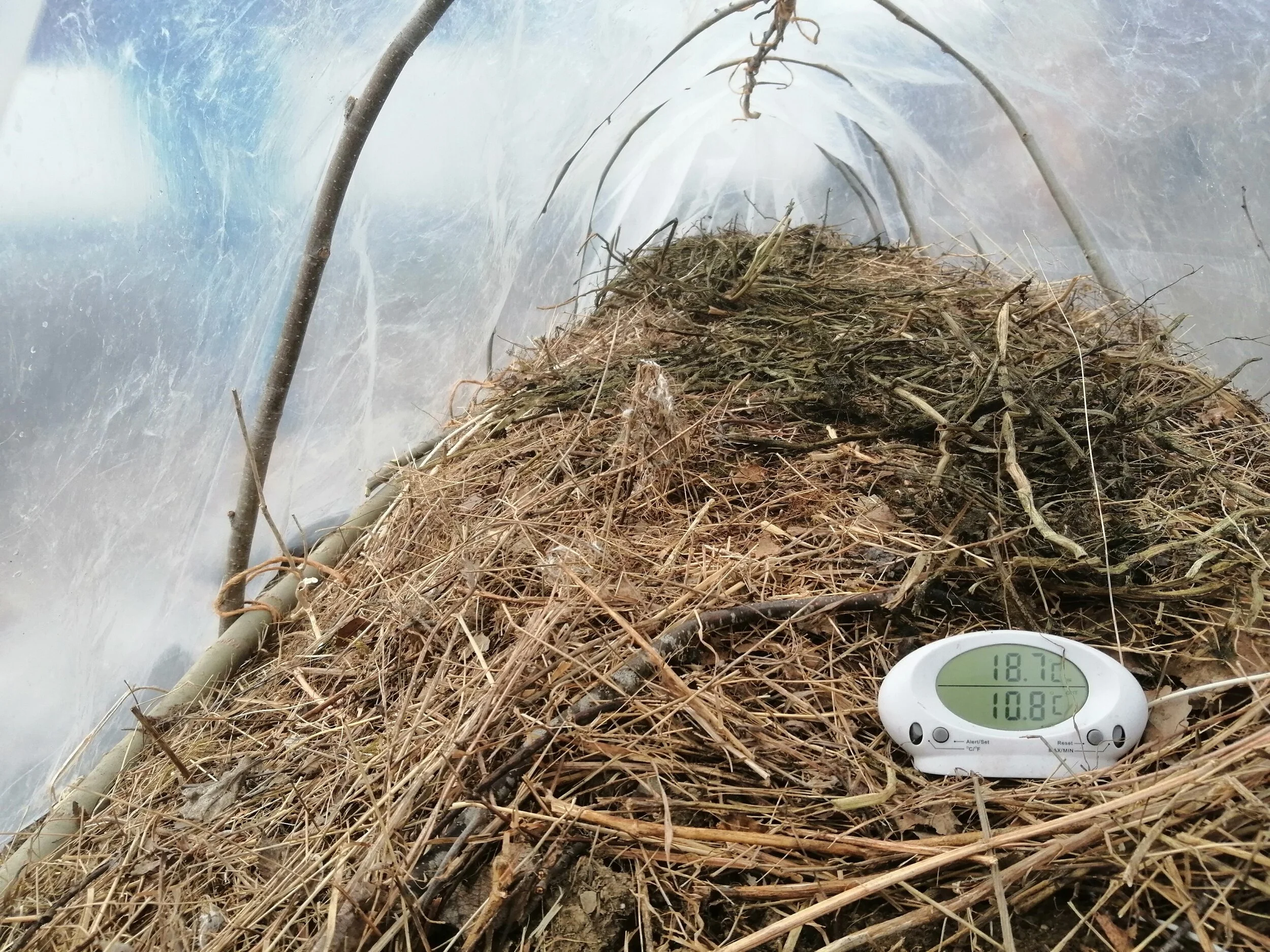 9 mai vises lufttemperatur inne i tunellen 18,7C, jordtemperaturen 10 cm ned i bakken er 10,8. Utenfor teltet var det denne dagen 9C.