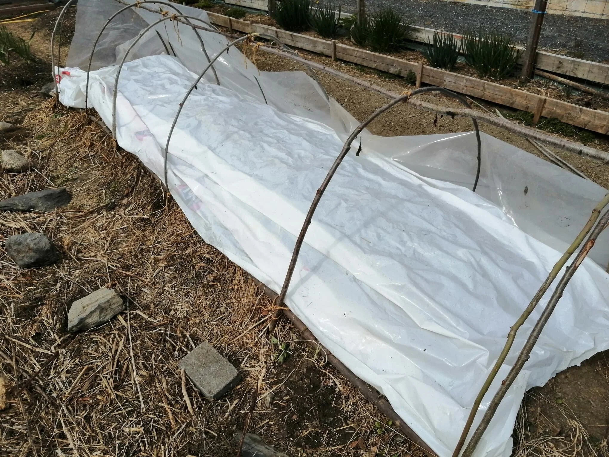 Melkehvit plast fra materialpakke hos en byggevarehandel. Skriften ligger ned.