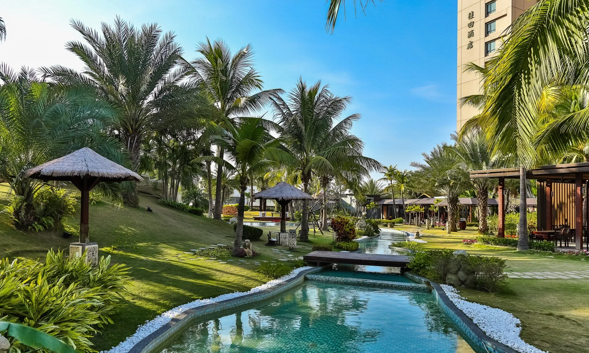 7,000坪戶外南洋庭園,峇里島傳統木製建築和發呆亭、泰式象群石雕、進口中東海藻植栽,沉浸自然綠海中,拉開西式證婚或西式宴會。照片來源:官網