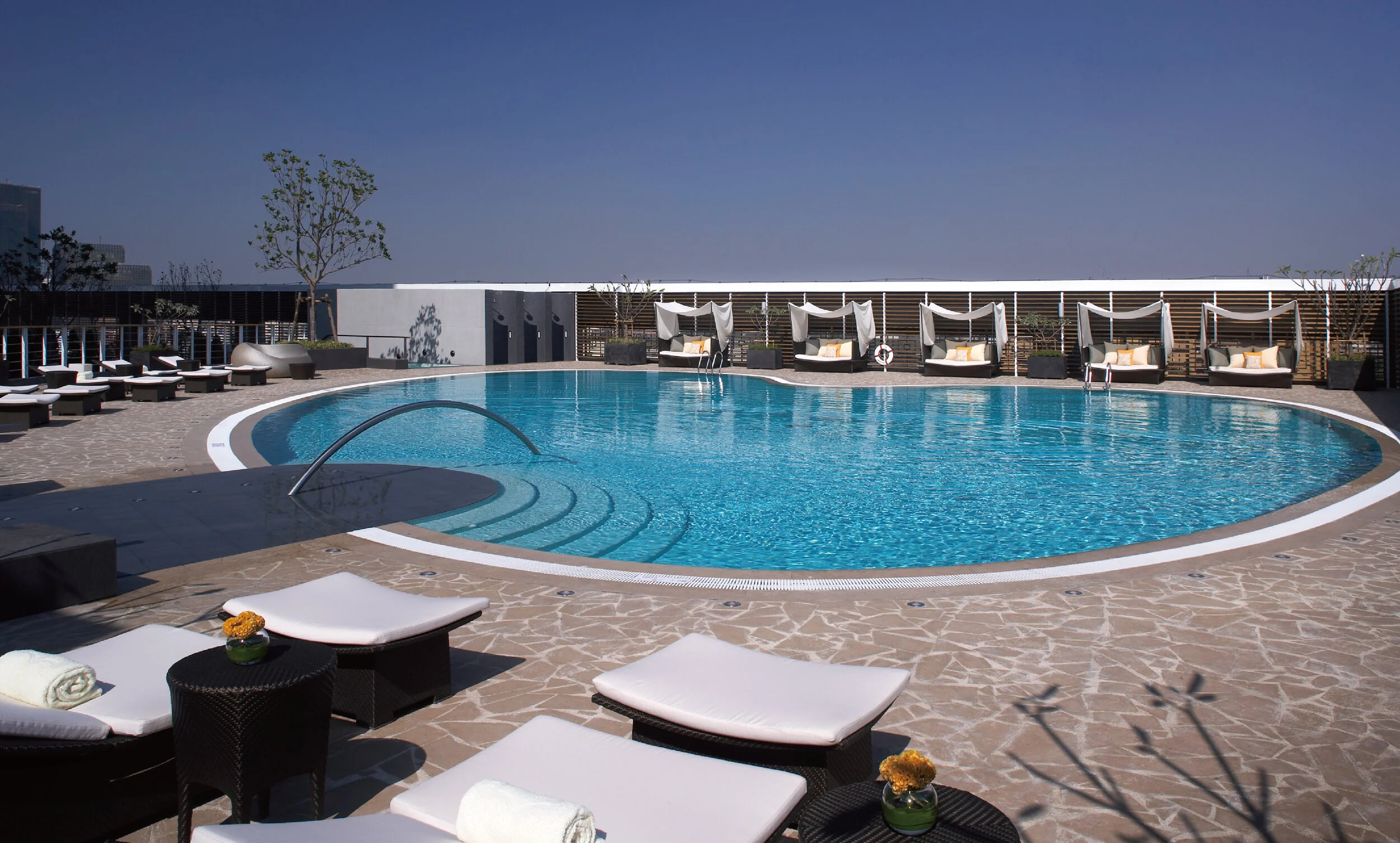 南台灣唯一一座心型戶外游泳池,從岸邊走到彼岸證婚台,為婚禮喜宴市場添新話題。照片來源:香格里拉台南遠東國際大飯店官網&FB