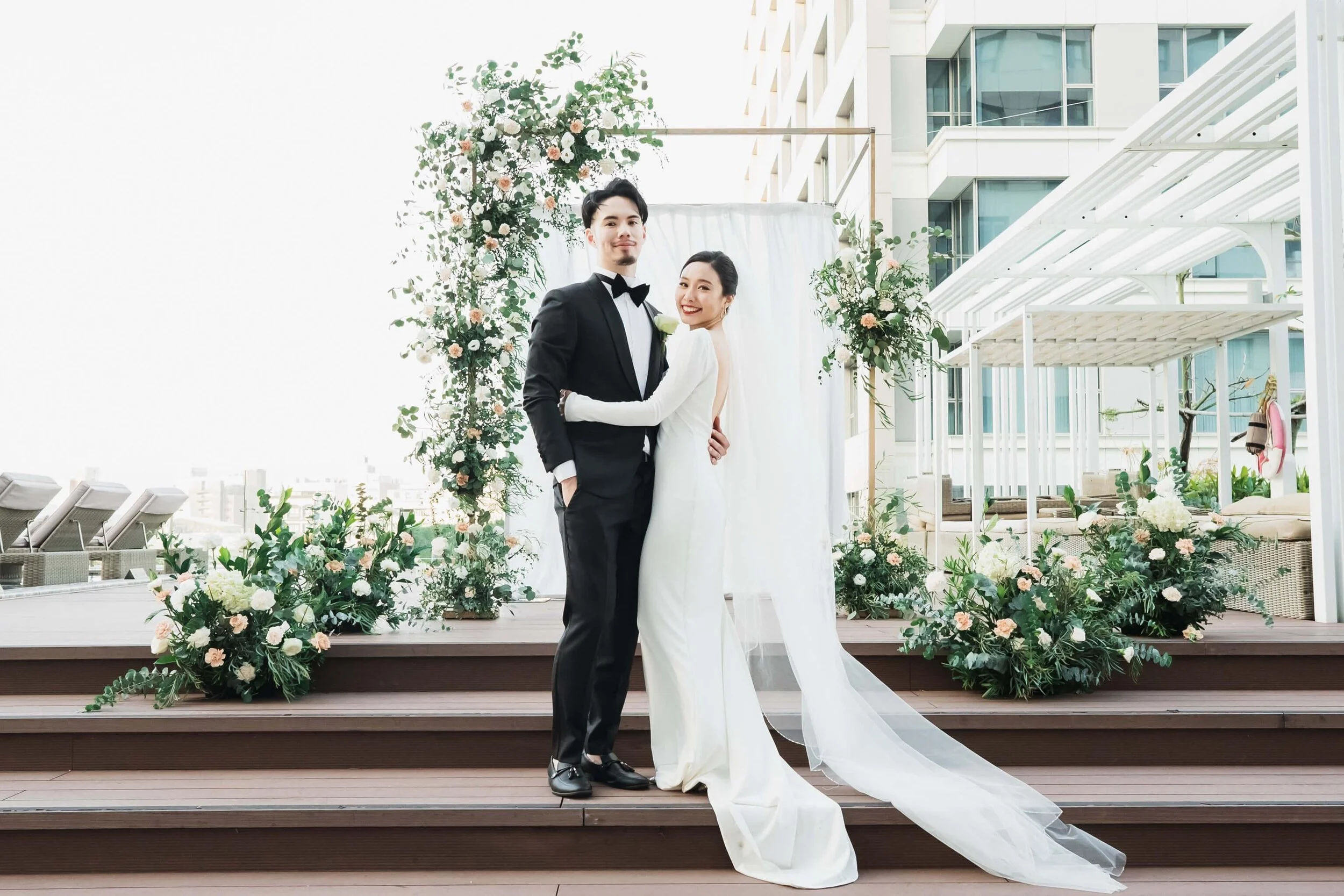 南國風情超美戶外證婚體驗,戶外池畔區打造成庭園證婚場地,讓新人以南國天空為證,誓下浪漫結婚諾言。照片來源:官網