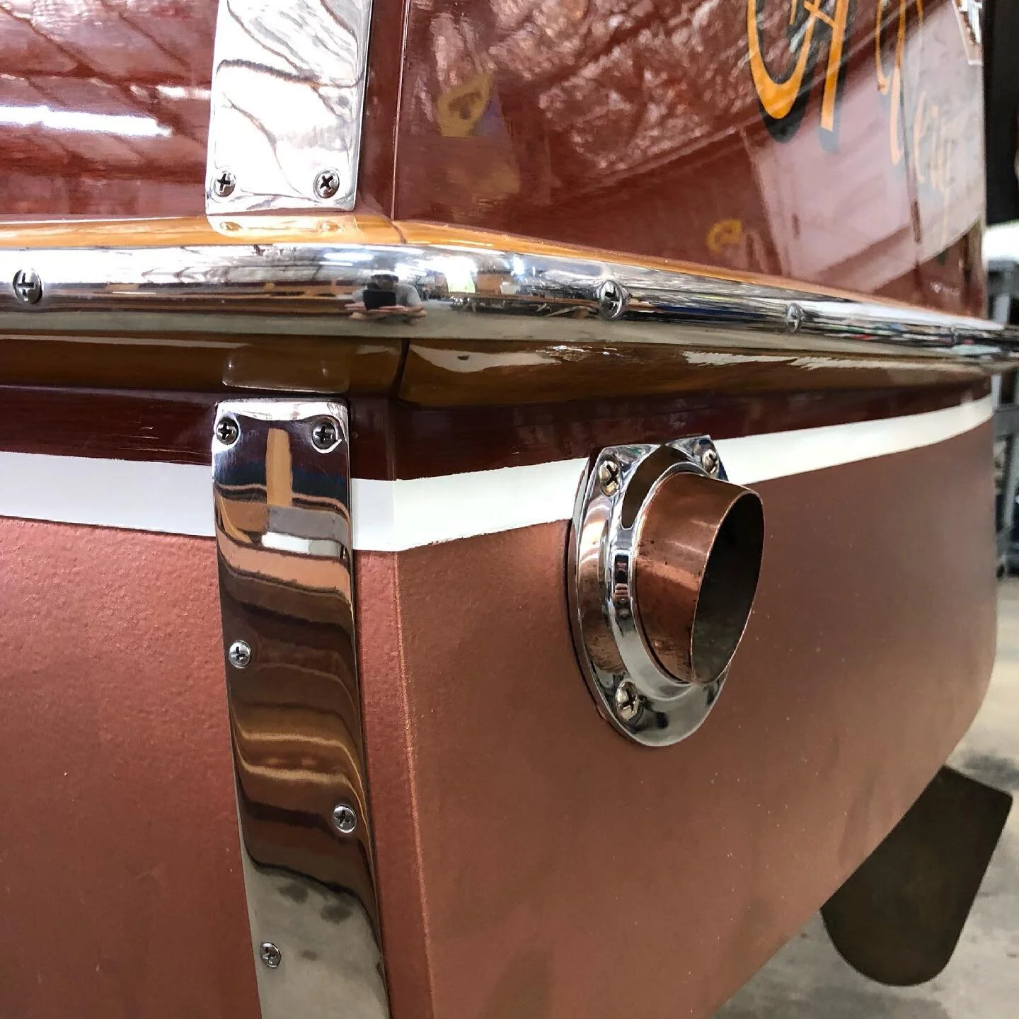 We breathe new life into aging watercraft #loveourjobs #shipwrights #classicboats #chriscraft #classic #vintage #precision #downtownpensacola #urbanboatshop #mahoganymasters #varnish #pettit #1959 #copperbronze #interlux #schooner96 #doneright