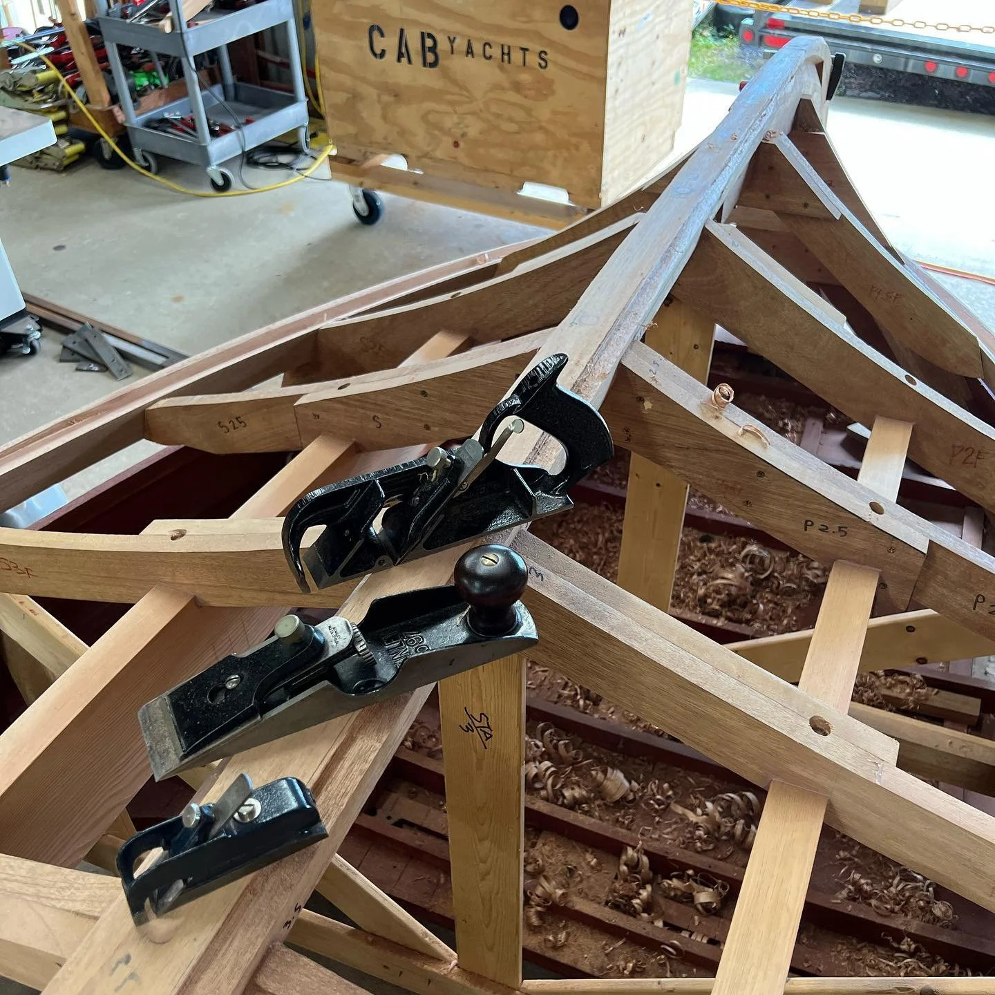 When cutting in a new keel rabbet it is always better to do it the hard way, naturally&hellip;..so we do!&hellip;.#uuuhhh #keel #chriscraft #vintage #classicboats #philippinemahogany #stanley #plane #mahoganyboat #veryoldschool #real #woody #naturall