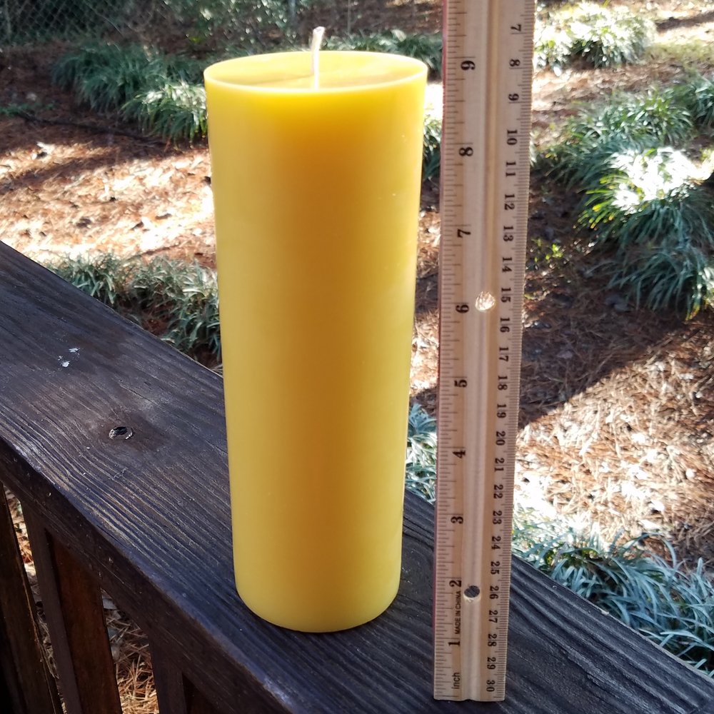 I make all types of intricate shaped beeswax pillars, but these simple 2”  wide ones are my favorite that i've made! So petite and cute. : r/ candlemaking