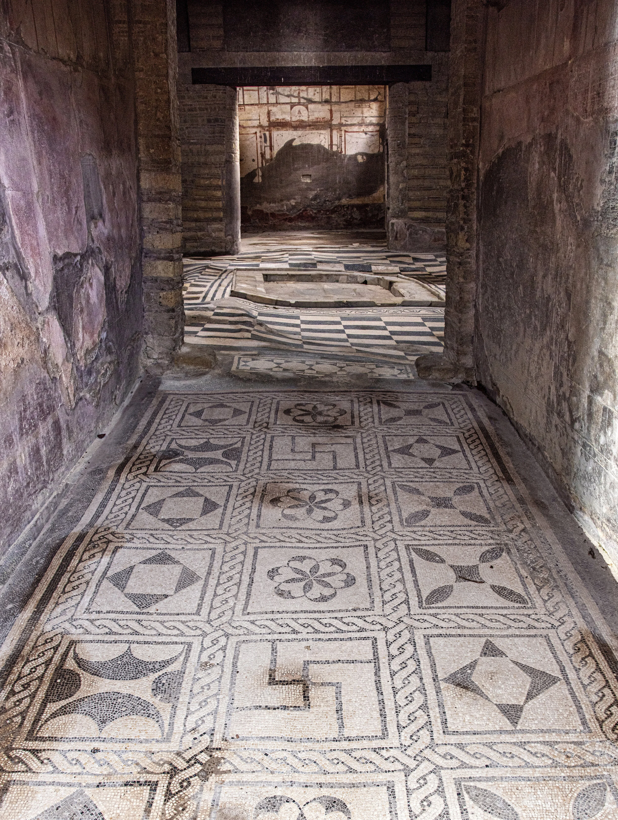 Casa Dell'Atrio A Mosaico: The pavement of the vestibule, which forms a single mosaic whole with that of the atrium is of white-black mosaic in squares of interwoven bands with varied motifs.