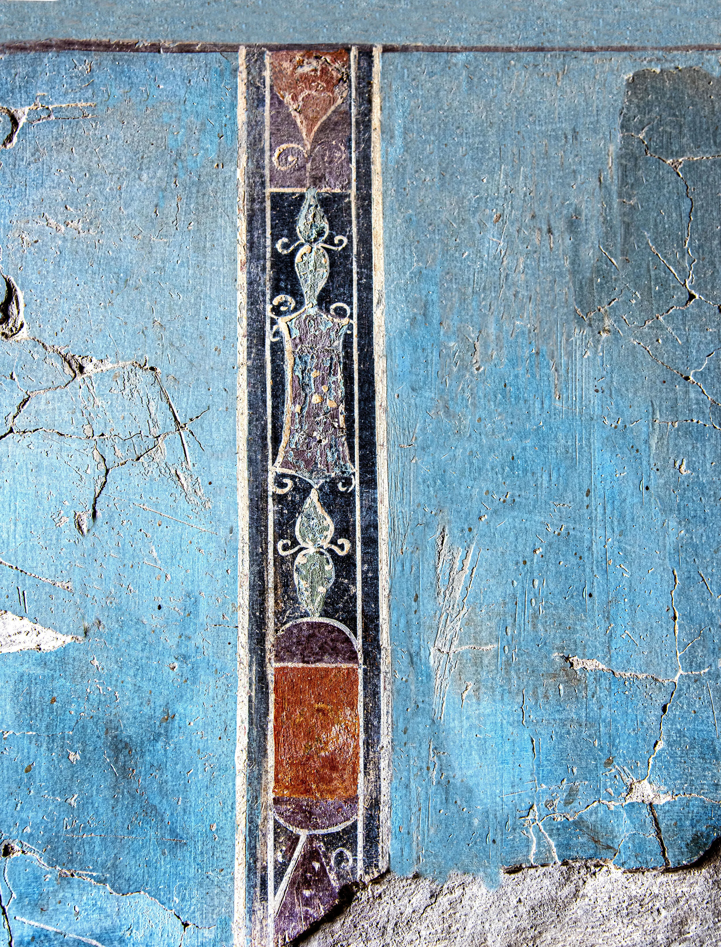 Casa dei Cervi: Design on the wall of the cryptoportico surrounding the garden.