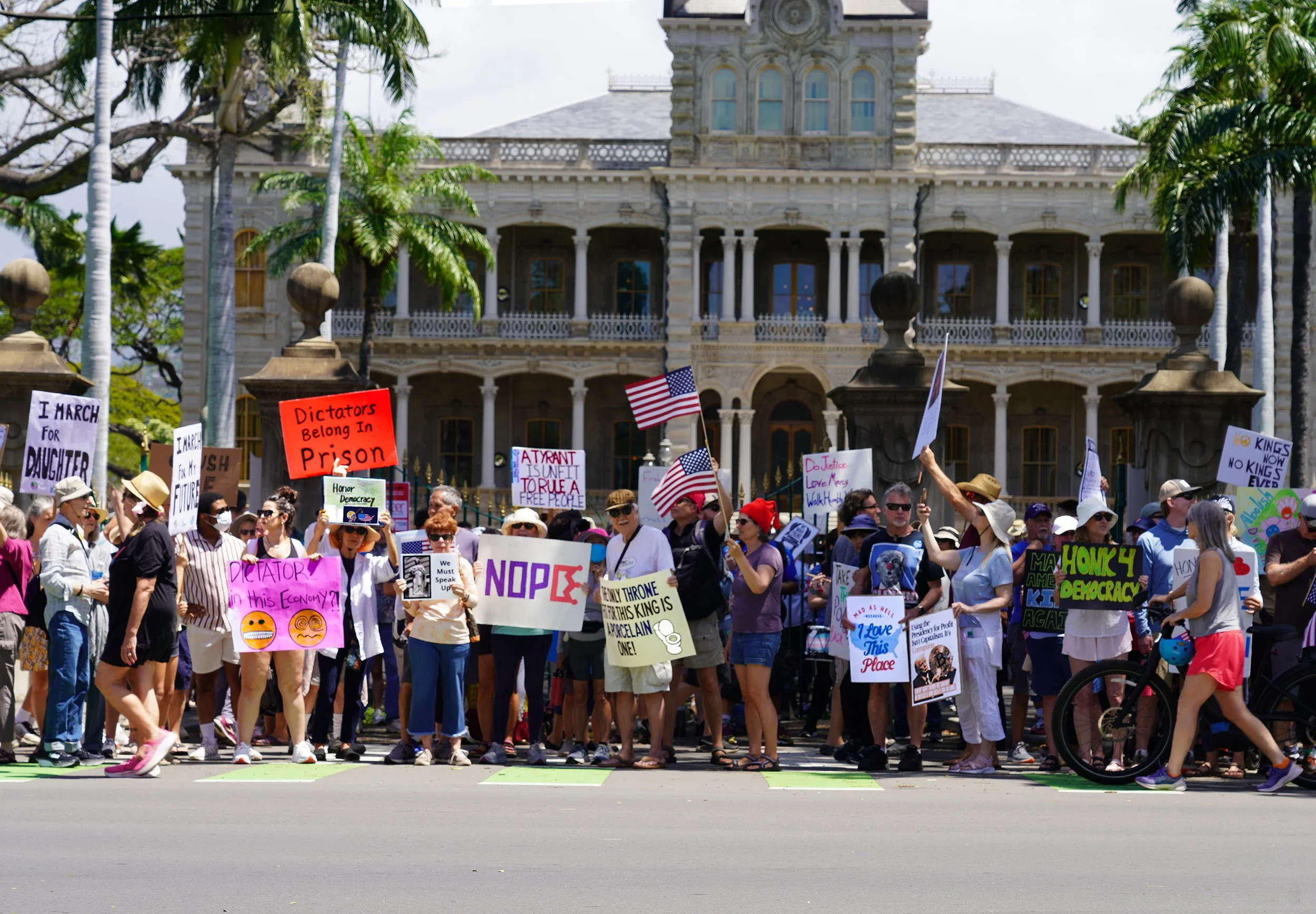 DSC07814 Porcelain Throne Only.jpg
