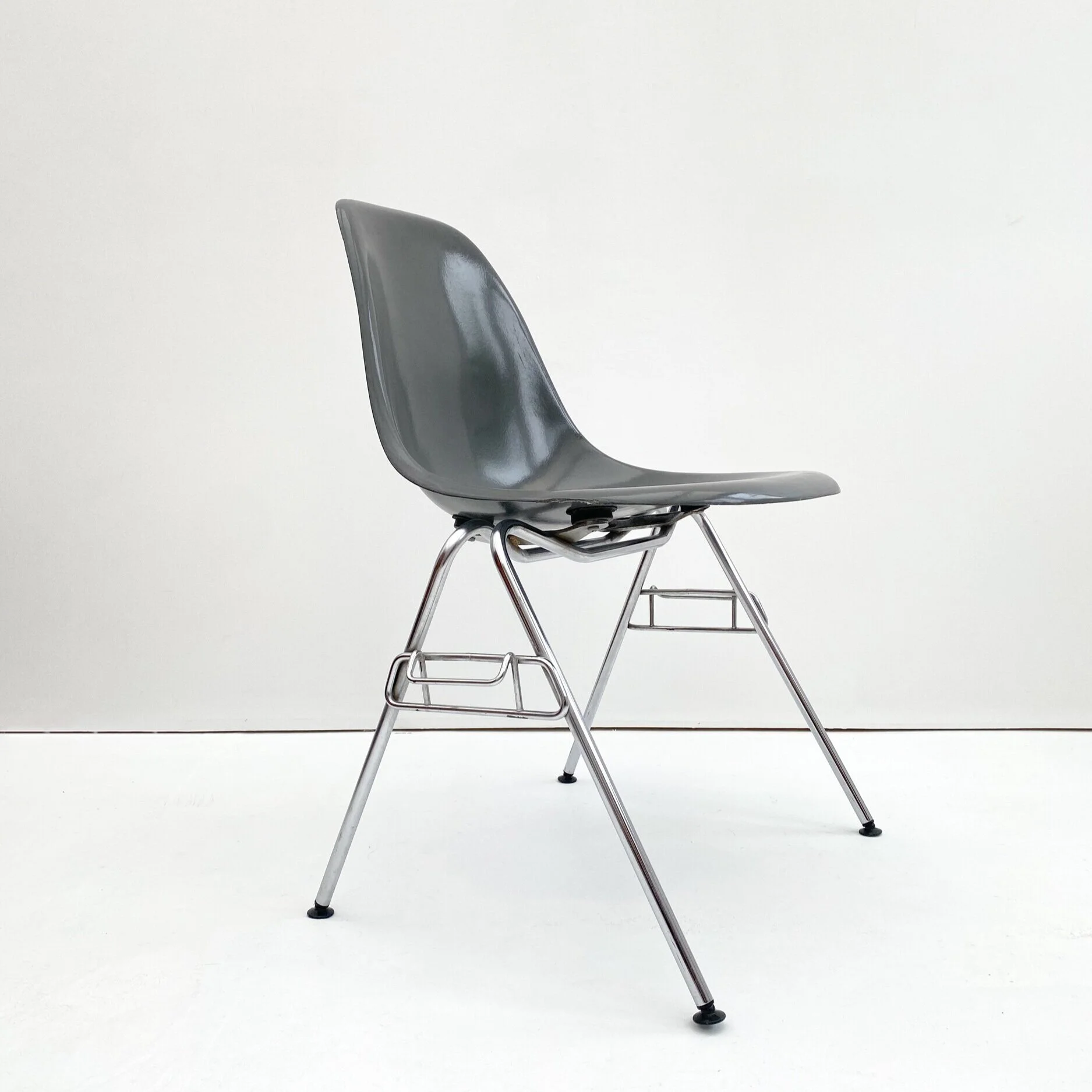 Fibreglass Side Chair Charles Ray Eames Hille