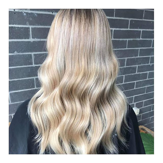 || BLONDE GOALS || Seriously crushing over the shine and condition our Kevin Murphy Color.Me toners give! Obsessed 😍 ||
.
.
#clayfieldhairdresser #blkavehair #brisbanesbestsalon #brisbanesbesthair #blackavenuehair #brisbanehair #brisbanesbesthairdre