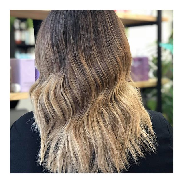 || BISCUIT BLONDE HIGHLIGHTS | Perfect way to change up your blonde this winter and go for a more soft subtle tone 😍 ||
.
.
#clayfieldhairdresser #blkavehair #brisbanesbestsalon #brisbanesbesthair #blackavenuehair #brisbanehair #brisbanesbesthairdre