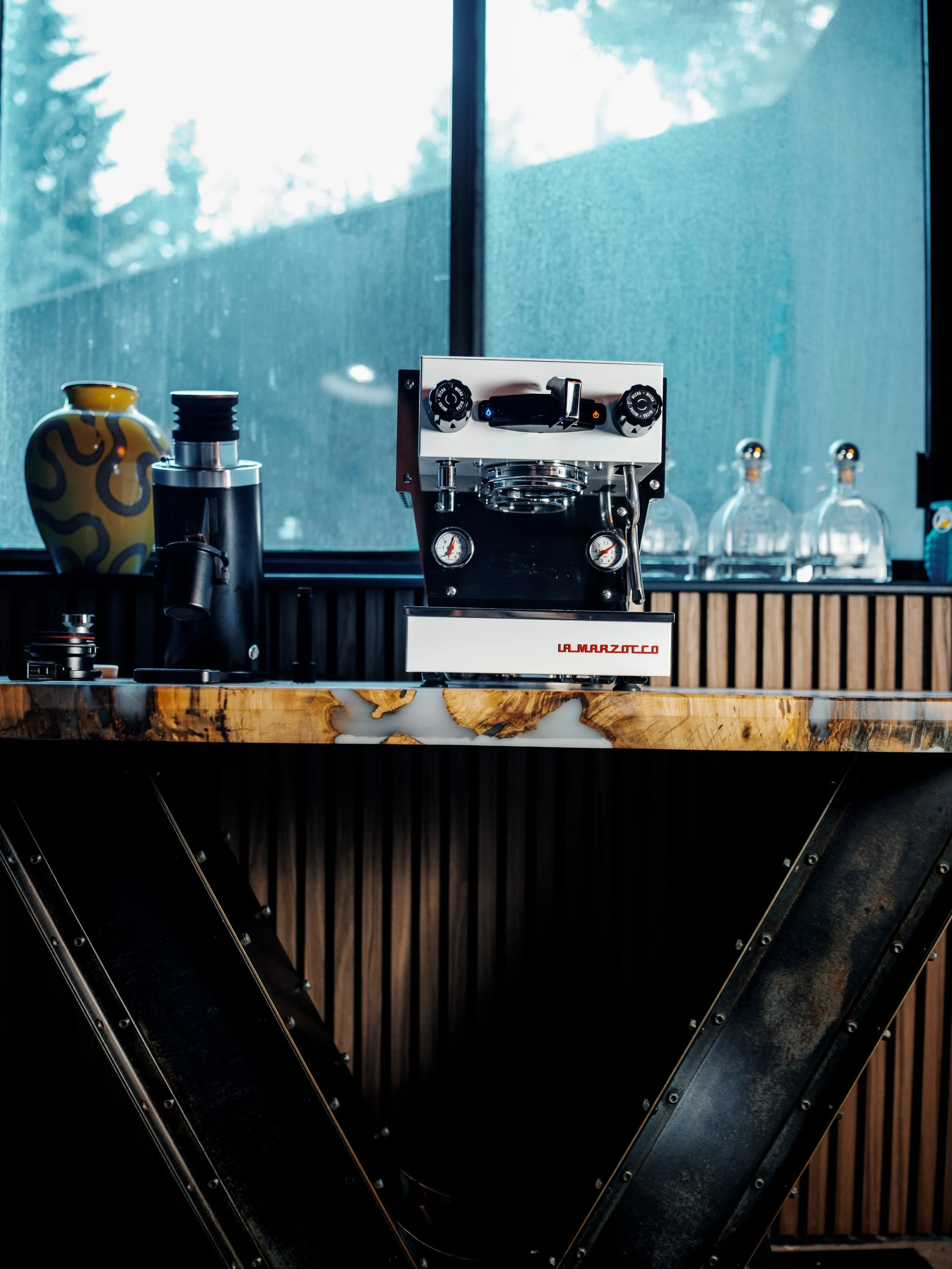 Got my dream machine for making espresso at home. Upgraded the Rocket to the La Marzocco which meant it was time to also redo the metal table base I built a couple years ago. Luckily @woodbybeard had an absolutely stunning epoxy/ boxer top ready to b