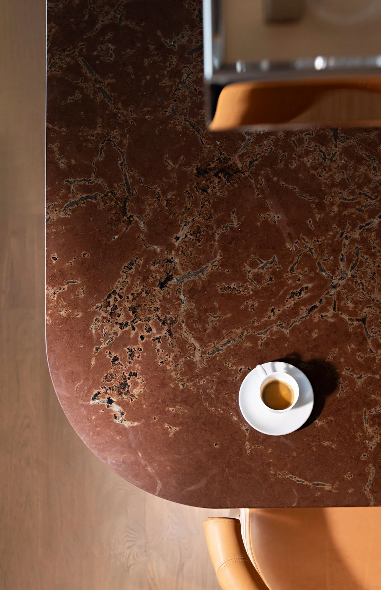 Kopp på brun stenskiva som visar stenens yta och struktur