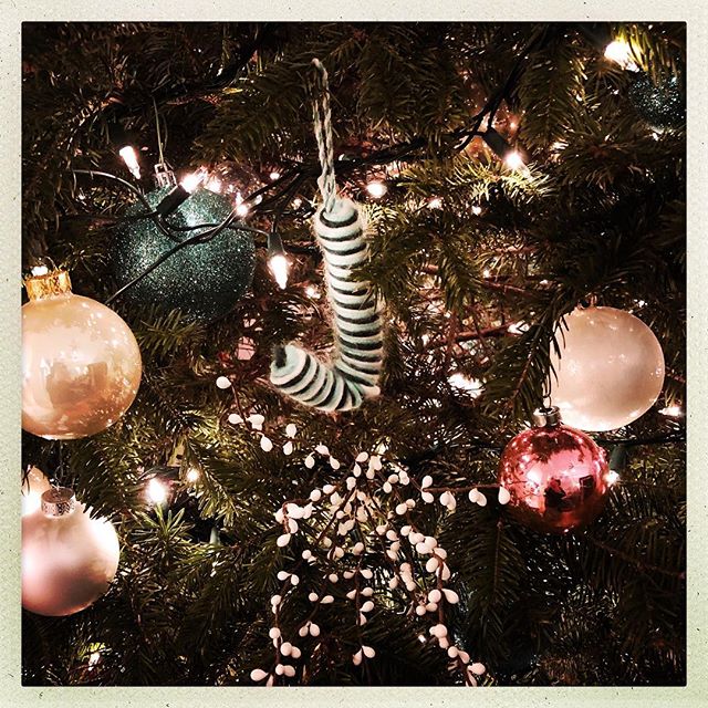 Happy Holidays! #kimbrownphotostylist #homedecor #christmastree