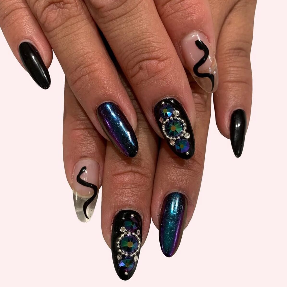 🐍 Scorpio season ♏️🖤✨ #scorpionails #fallnails #thecosmostudio