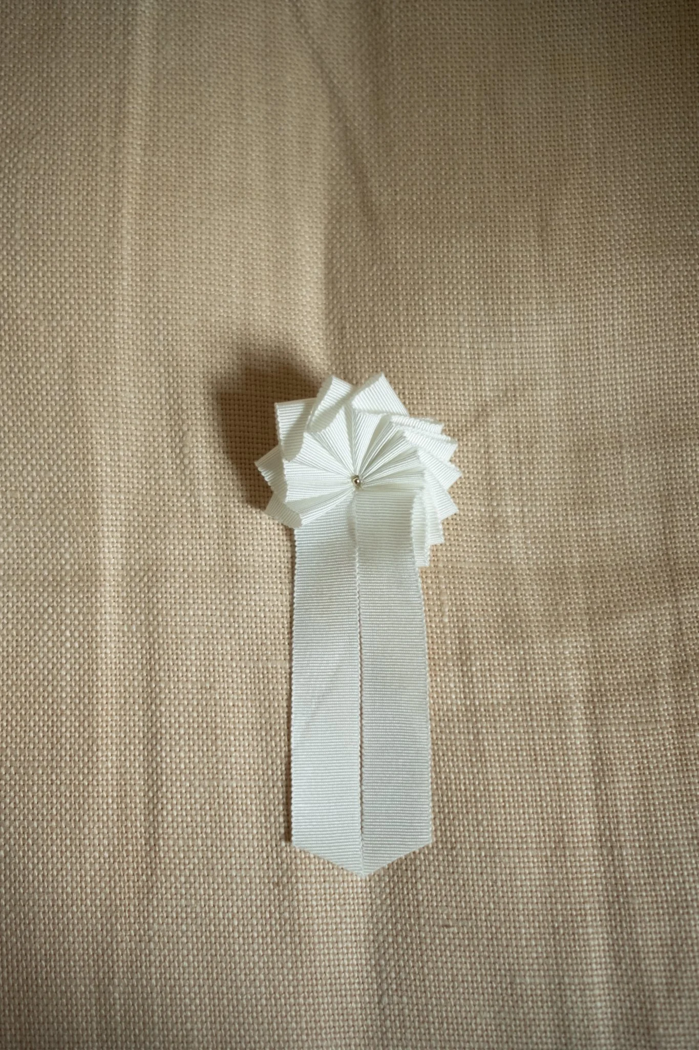 THE PLAIN PRIZE ROSETTE, WHITE