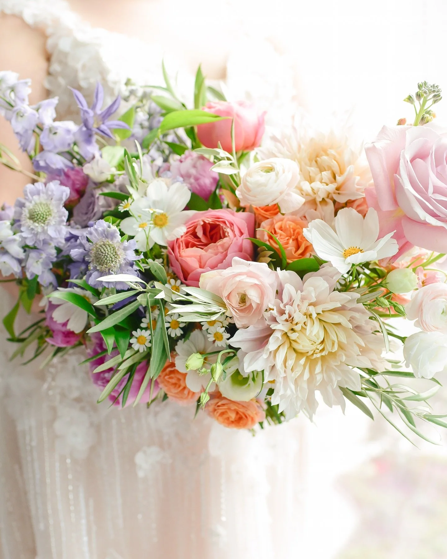 Still cannot get over these florals from Michael + Megan&rsquo;s wedding in Chicago last summer. Ready for color and warm weather to stay!

Outdoor sessions begin soon and I&rsquo;m releasing all 2025 mini sessions tomorrow. If you want first pick on
