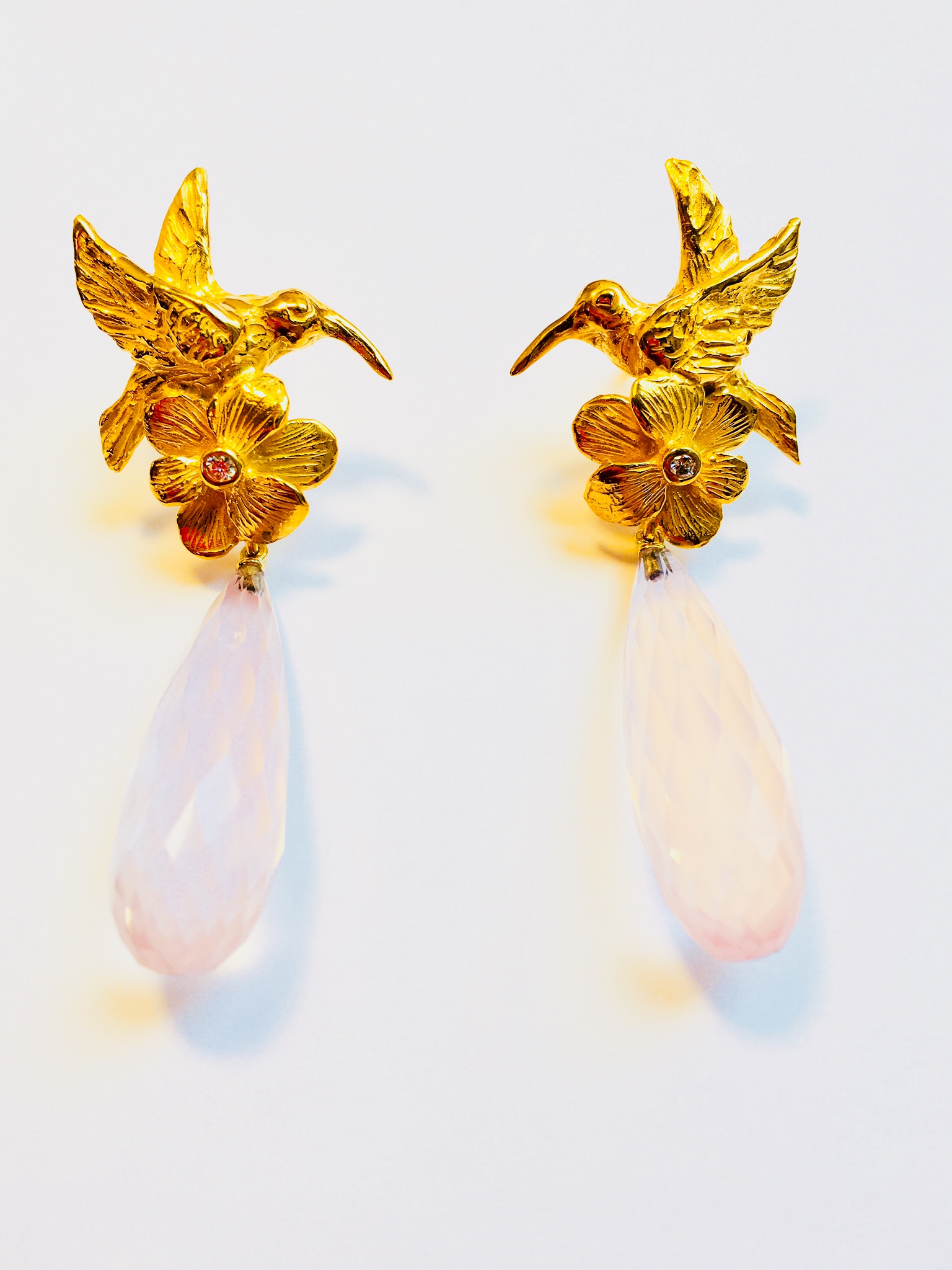 Rosenquarzohrhänger mit 18 Kt Gelbgold.
