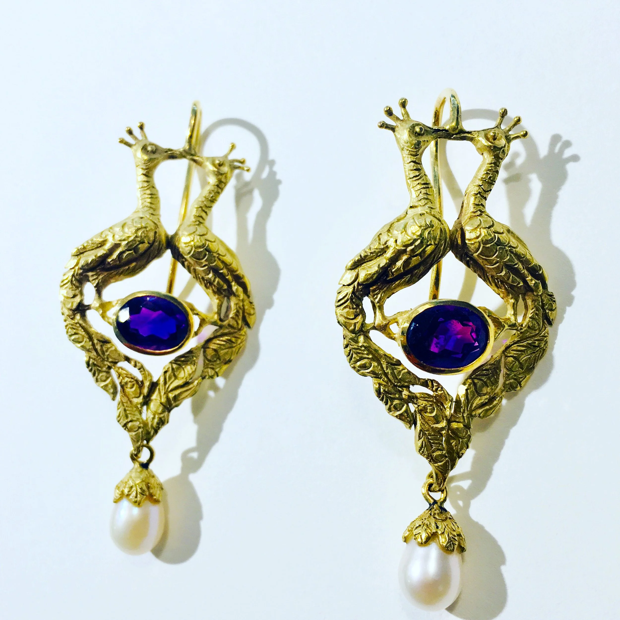 Pfauen in 18 Kt Gelbgold und Amethyst.
