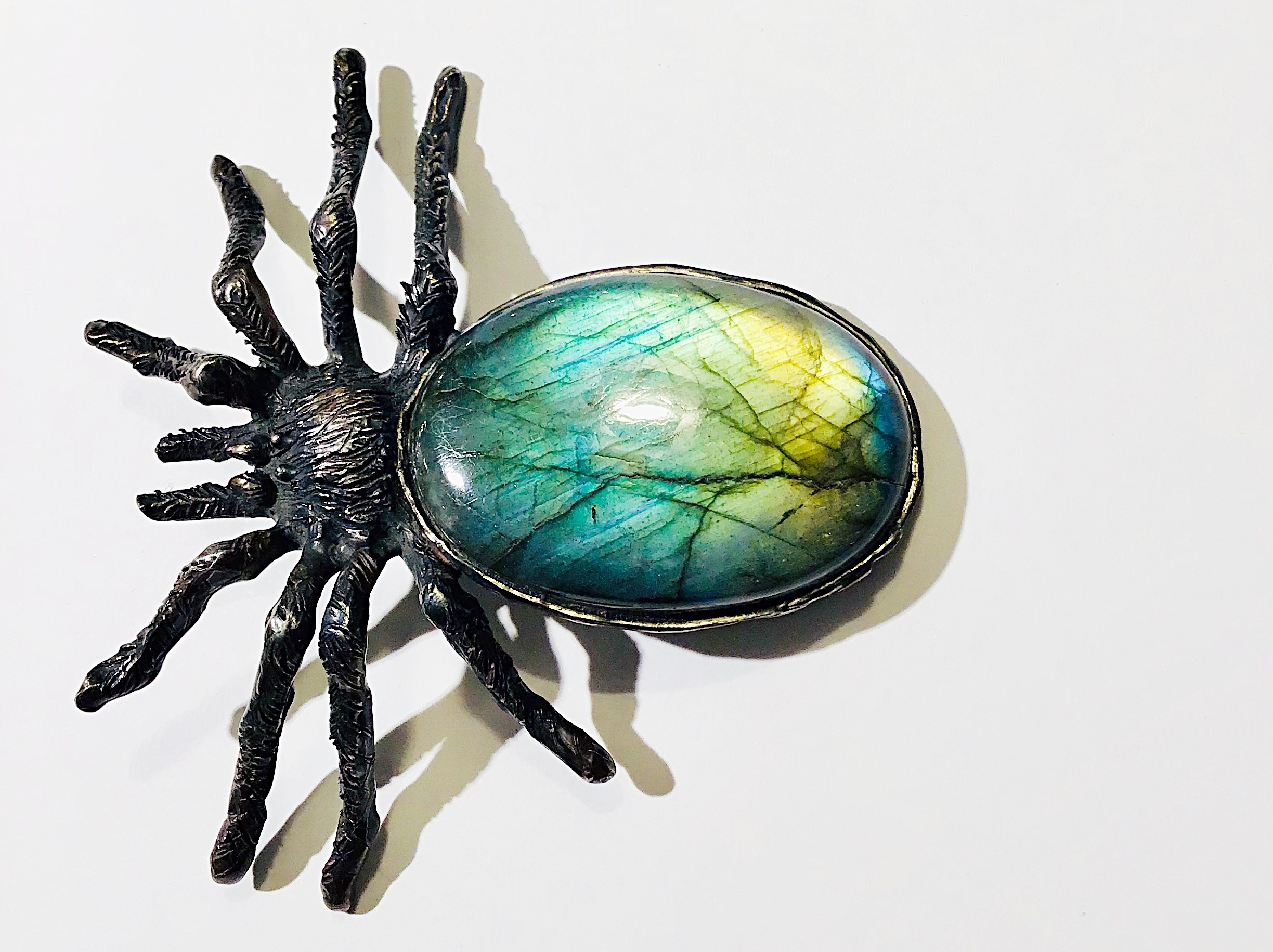 Spinnenbrosche mit einem Labradorit in 925 Silber gearbeitet.