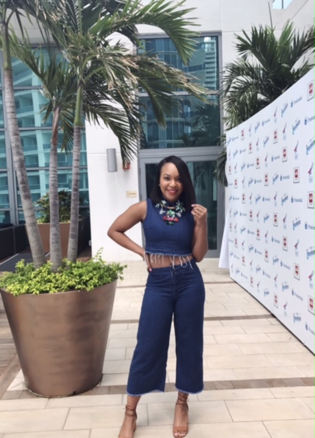 Denim on denim #ClassicAF and I added a bangin floral necklace to spice it up a bit. Another Miami/Hispanicize 2017 outfit. 