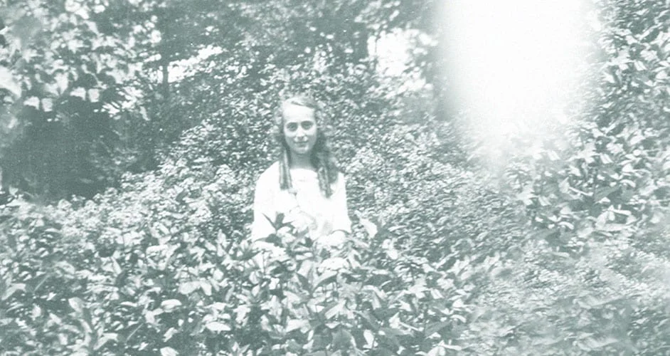 Josephine Esther "Estée" Mentzer, 1919 . Photo: Estée Lauder