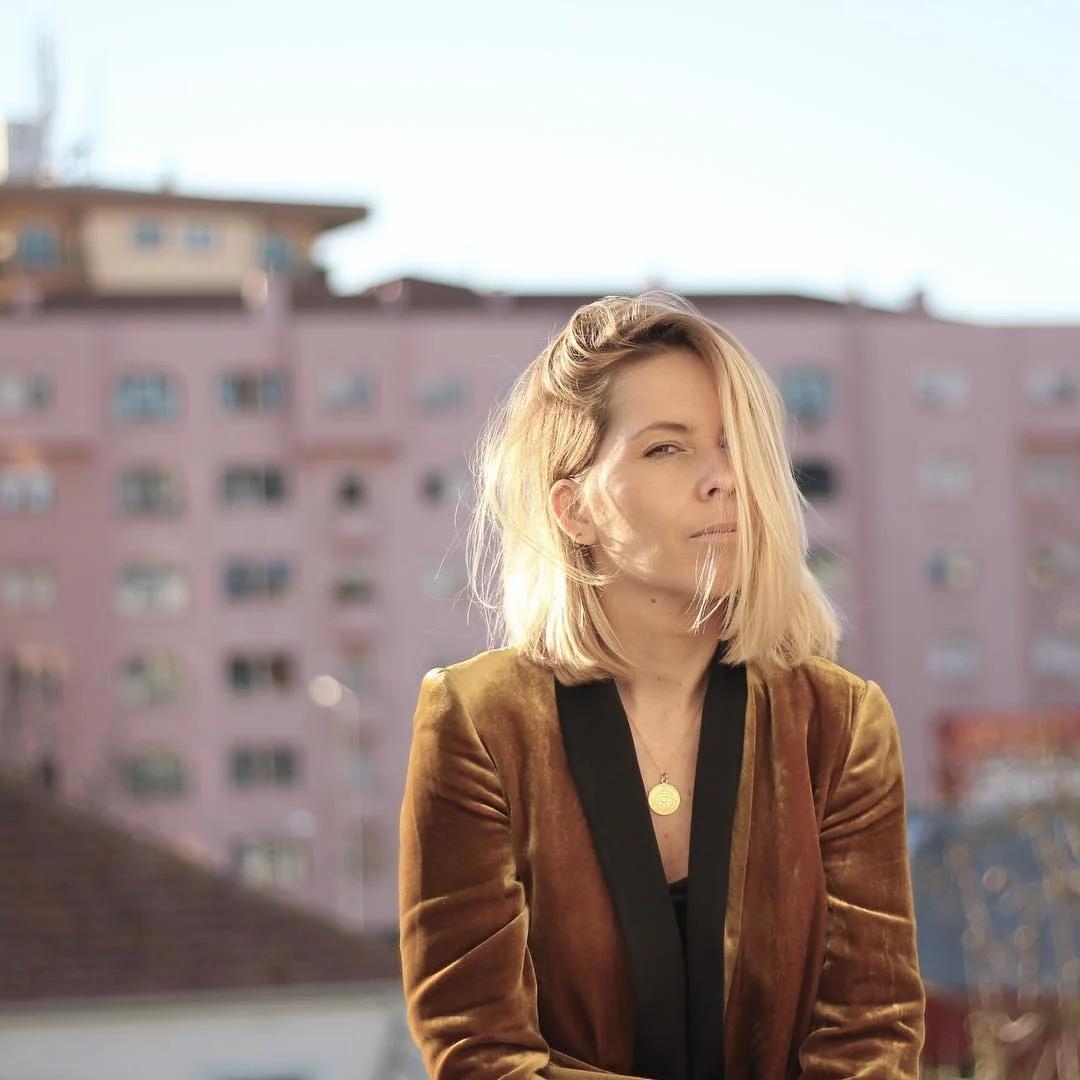 LI FURTADO Founder, The dreamer @lifurtado5 Li is obsessed with fashion, social networks and online stores. In a random day she created CINCO just for fun and now she still makes it for fun, but with loads of work and endless emails.