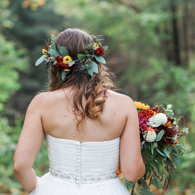 I&rsquo;ll never fall out of love with flower crowns!  They&rsquo;re so pretty and whimsical.
.
.
.
.
#flowercrown #geneseevalleyflorist #shopinlivingston #livco #livingstoncounty #brightflorals #lassandbeau #normandyorchards #letchworthstatepark #le