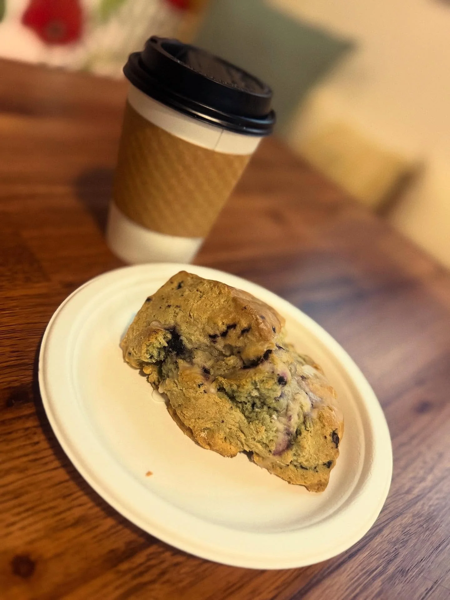 ☁️ Gloomy fall mornings got you staying in?
No worries — we’ve got your back! 💛
Skip the chill and let us bring the cozy to you. Order your favorite fresh-baked scone and hot coffee straight to your door through DoorDash — just cl
