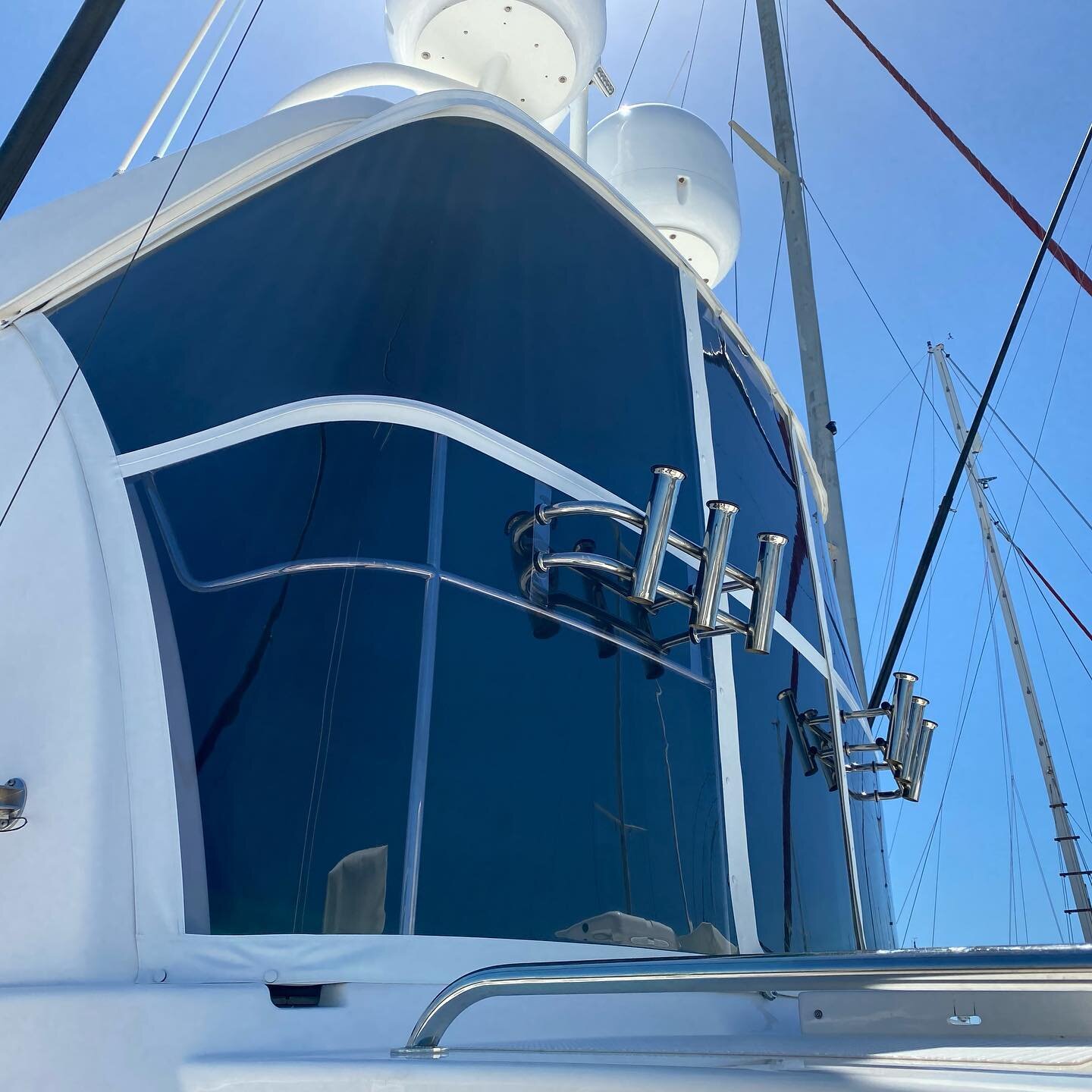 Recent project on a Riviera 56 enclosed Flybridge, Clears were designed with a removable centre door section to allow access to the newly installed fibreglass rear Canopy. With a new Serge Ferrari block-out roof and tinted Strataglass Clears it turne