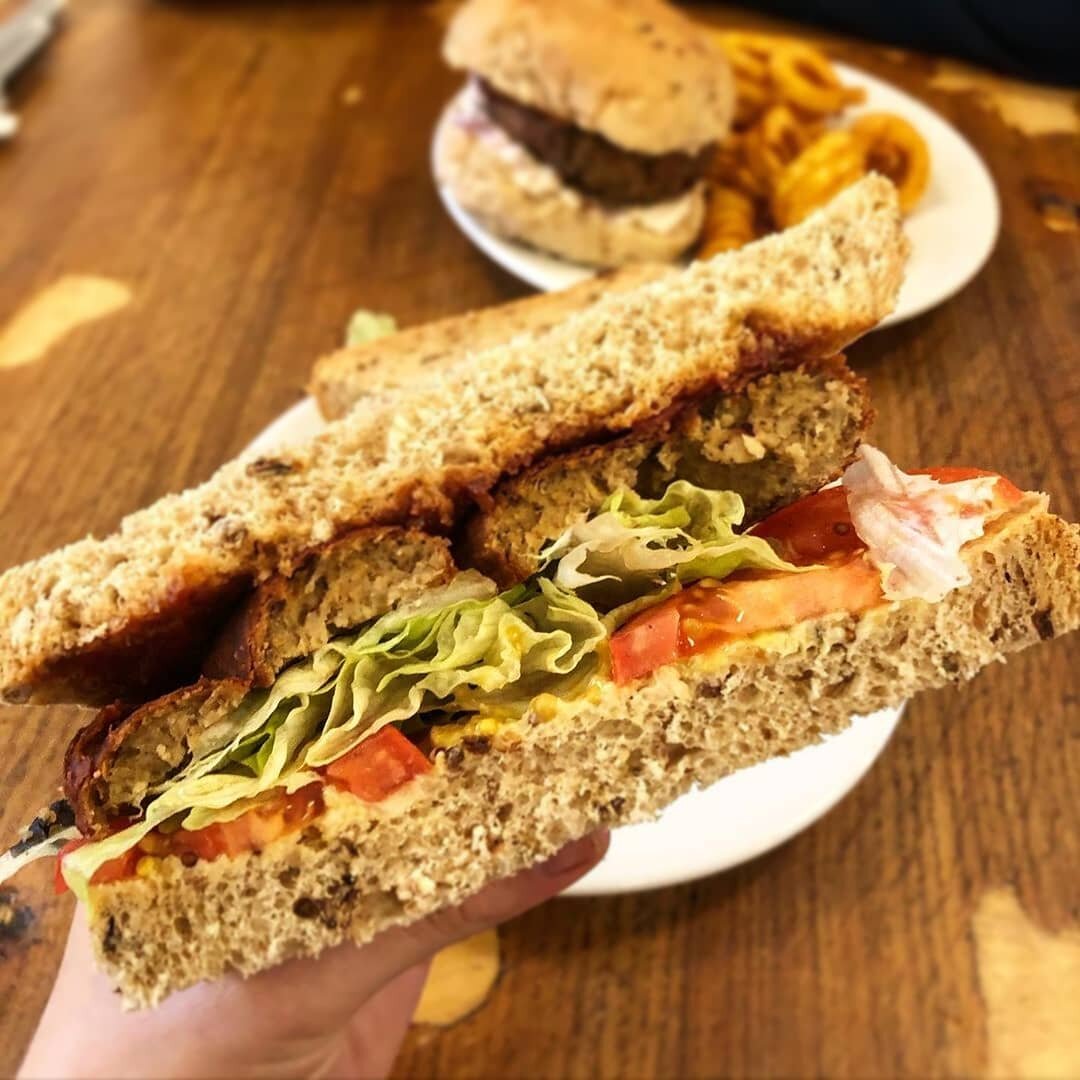 It's the perfect weather to cosy up in the cafe with some Kino comfort food. 🍂🍁

Our sos sarnies are made up of fresh wholemeal bread, vegan sausages, lettuce, tomatoes, homemade relish and mustard. 🥪

📸: @natsveganbakes
.
.
#throwbackpic #bristo