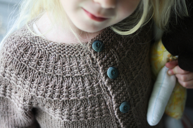 Hyphen cardigan knitting pattern by Frogginette Knitting Patterns. Project by Elizabethmarchese on Ravelry