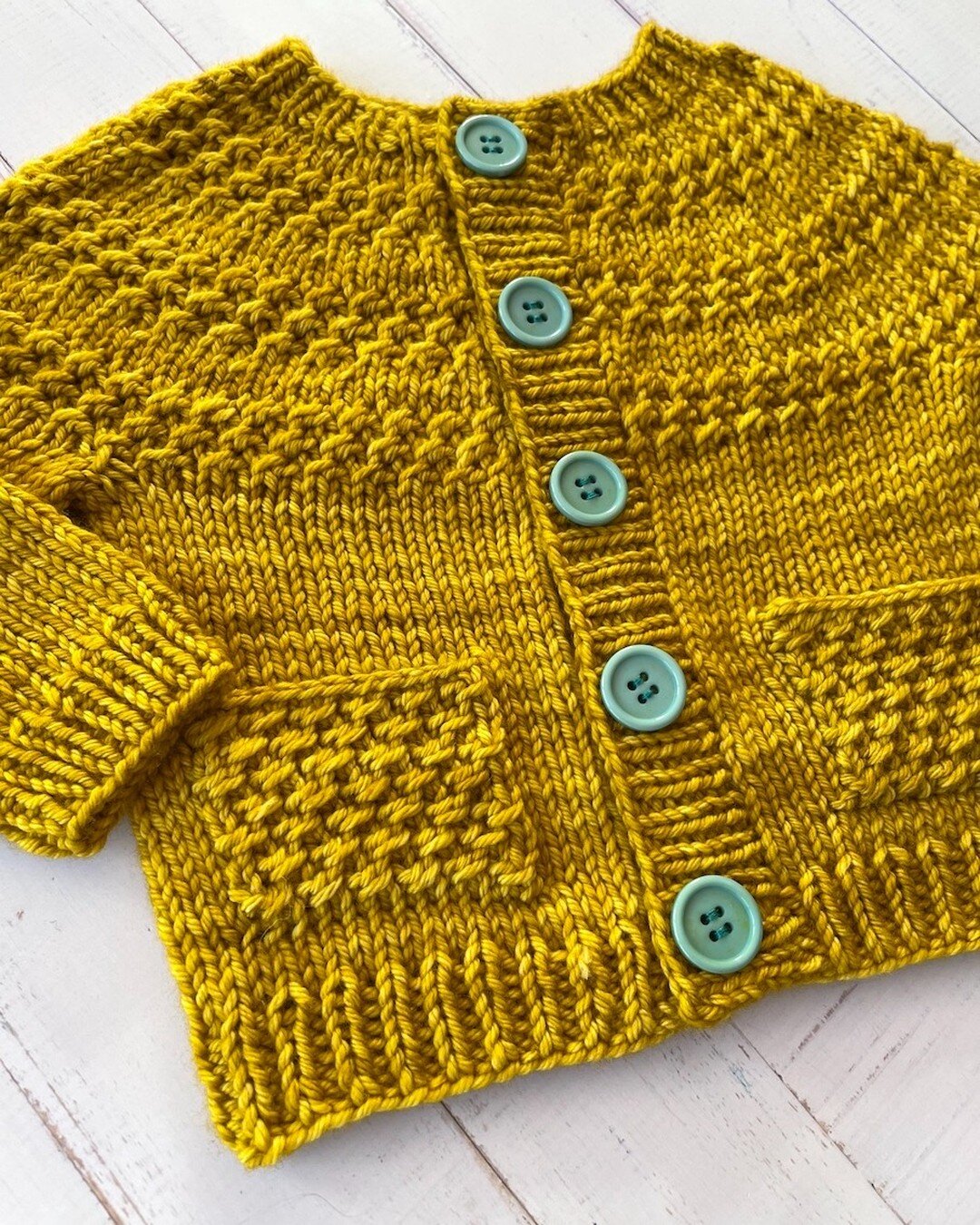 One year ago exactly, I released this little number! I still love how those buttons pop against the Frank Ochre colorway (the yarn is Rios by @malabrigoyarn) 😍
.
Pattern: Teatime Cardigan on Ravelry and Etsy (follow link in bio) 😊 
.
.
.⁠
#froggine