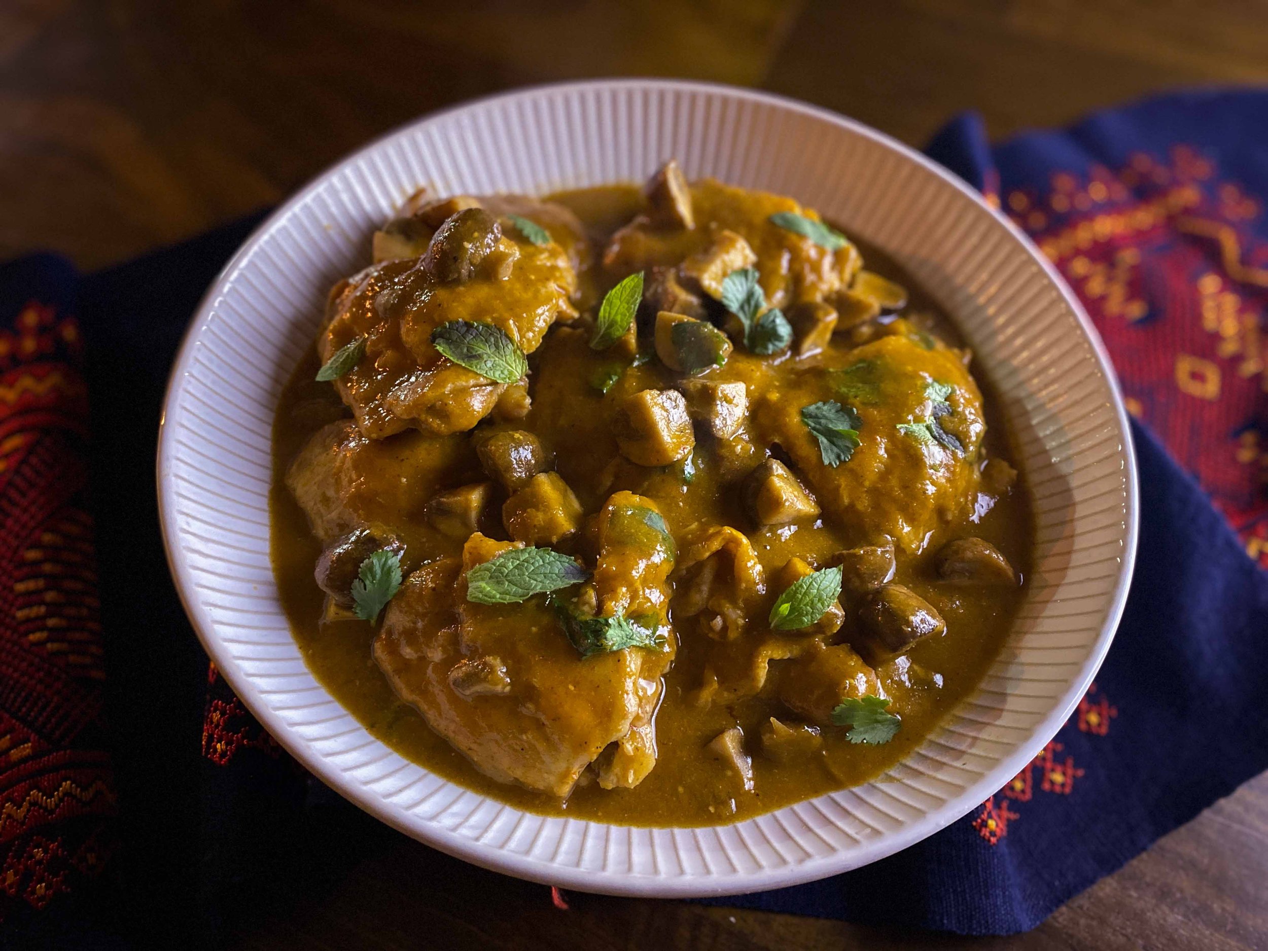 Atápakua de Pollo con Hongos (Chicken Mole with Mushrooms)