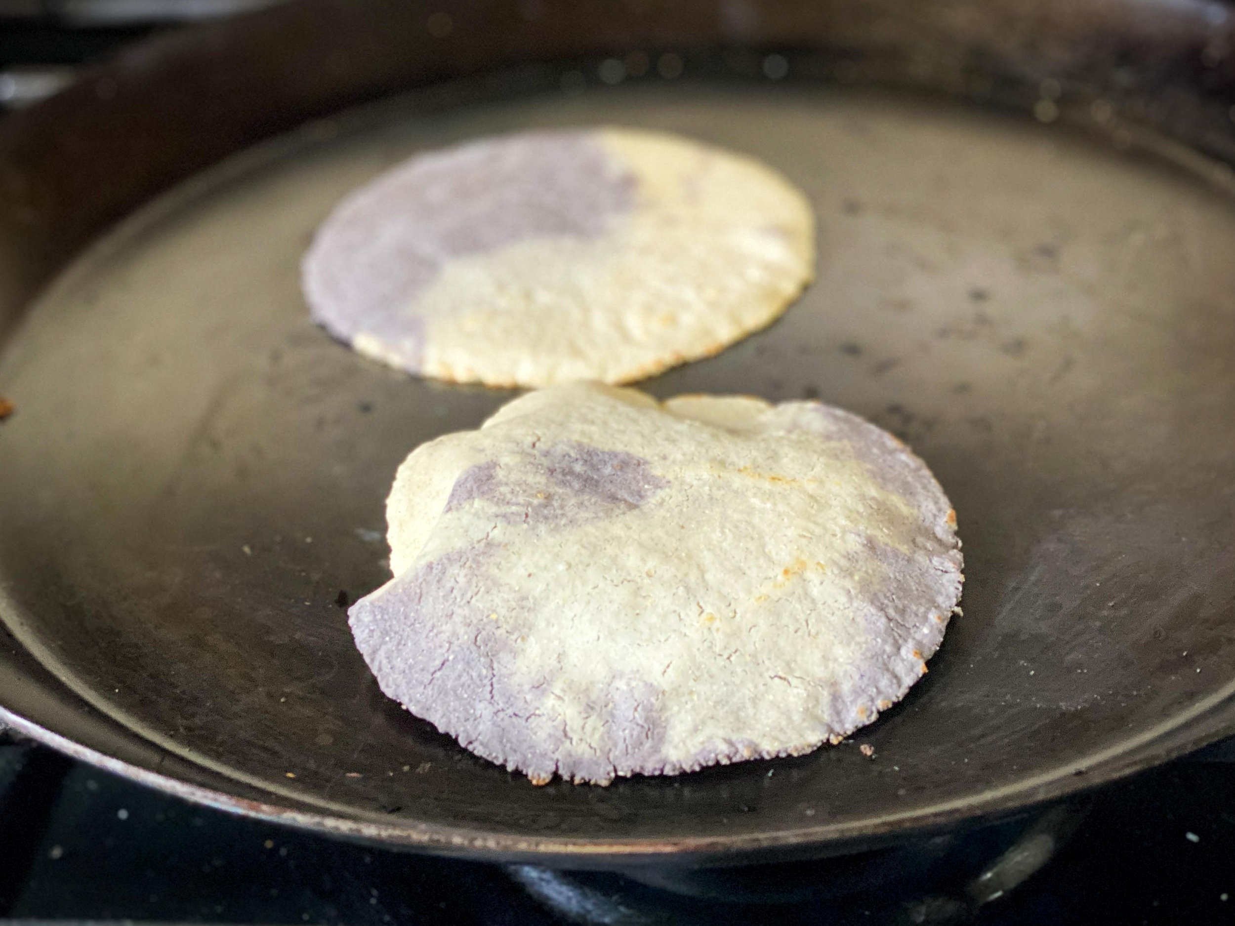 Tortillas en comal de leña  Food, Mexican dessert recipes, Outdoor cooking