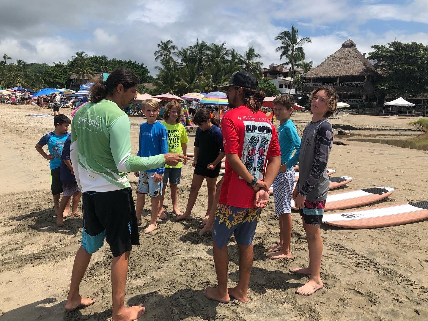 6th graders are stoked on surf classes with Fernando Stalla and @stallasurfcenter 🤙 🏄&zwj;♀️ 🌊 

Los alumnos de 6&ordm; se divierten mucho en las clases de surf con Fernando Stalla y @stallasurfcenter 🤙 🏄&zwj;♀️ 🌊