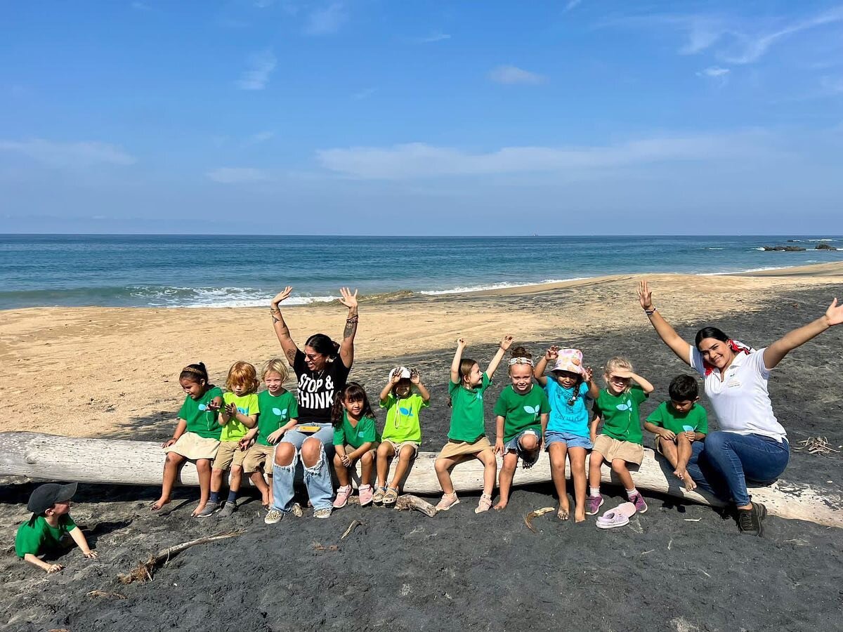 K&iacute;nder 2 visited the recycling center to learn about plastic pollution, collecting and sorting recycling and more. Then they hiked to Pascuarito to search for plant and animal life and pick up garbage along the way!

K&iacute;nder 2 visit&oacu