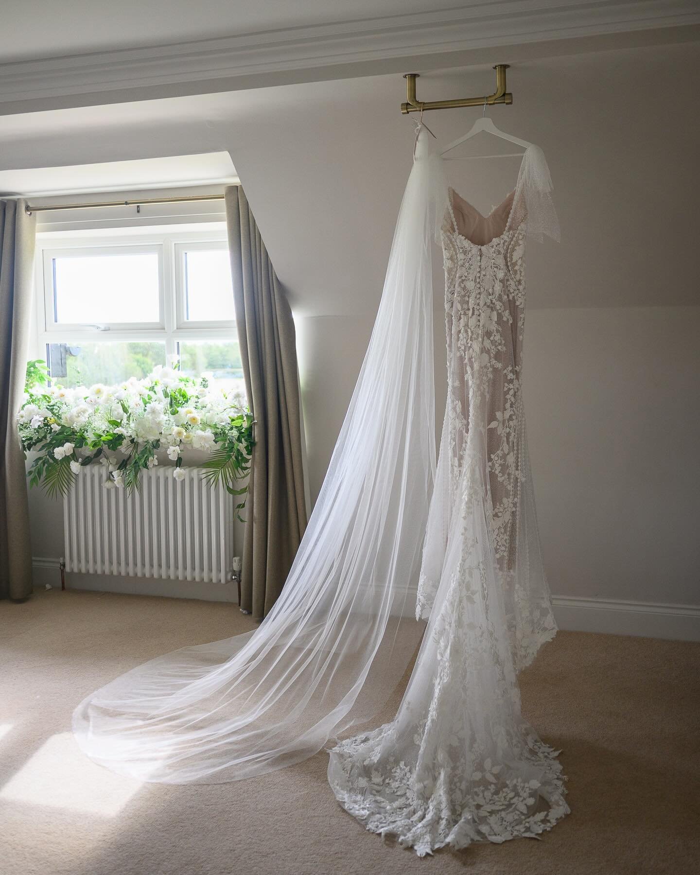 Some photos from Emily&rsquo;s bridal prep before her wedding to Matthew at the amazing @thehiddenoak, an absolutely incredible Wedding venue near Darlington.

Was lovely to work alongside:
@courtneycapturesit_ 
@kimberleyheronmusic 
@thehiddenoak 
@