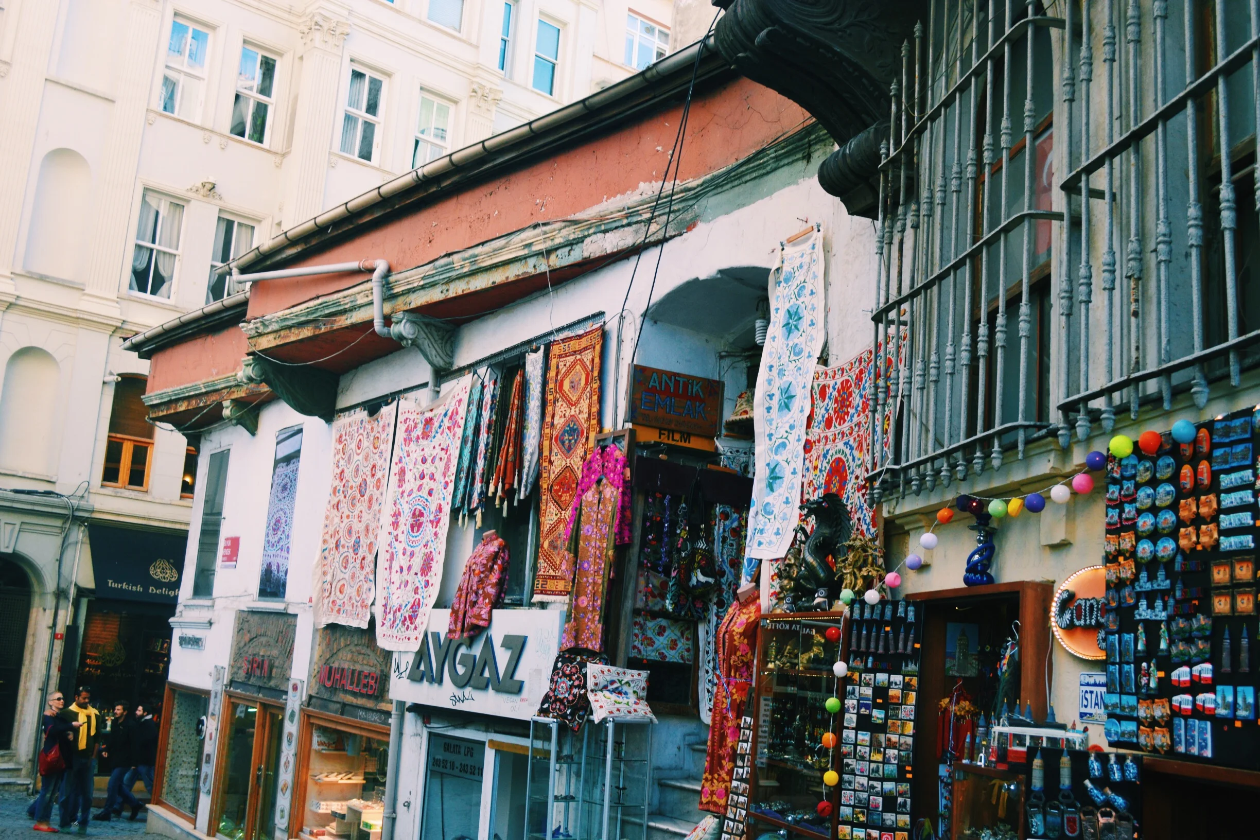 22 Practical and Inspirational Travel Tips