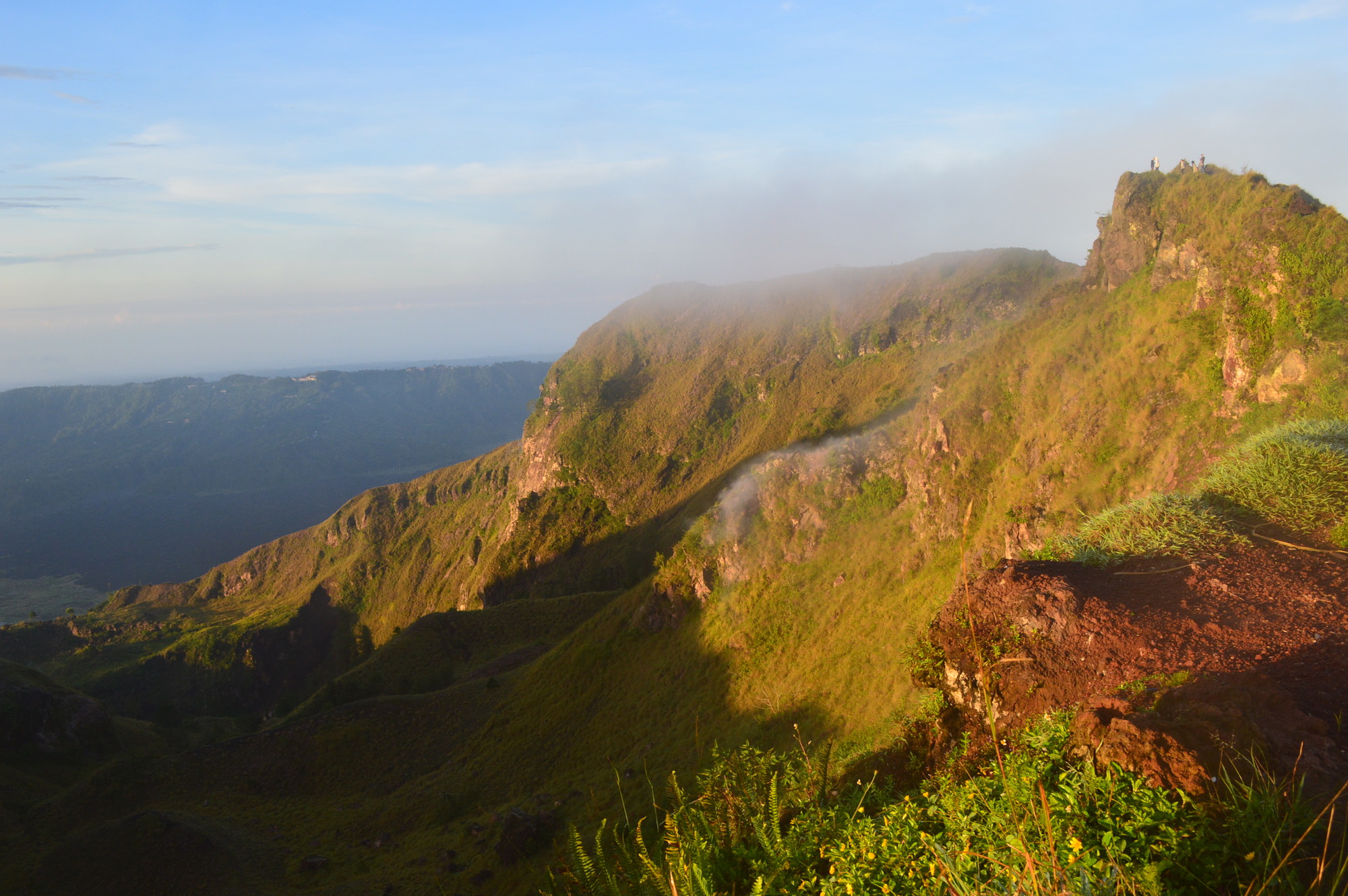 Have you hiked a volcano?! You can do that in Bali!! Mount Batur is an amazing hike, read on for info & tips for the BEAUTIFUL sunrise trek up the volcano!