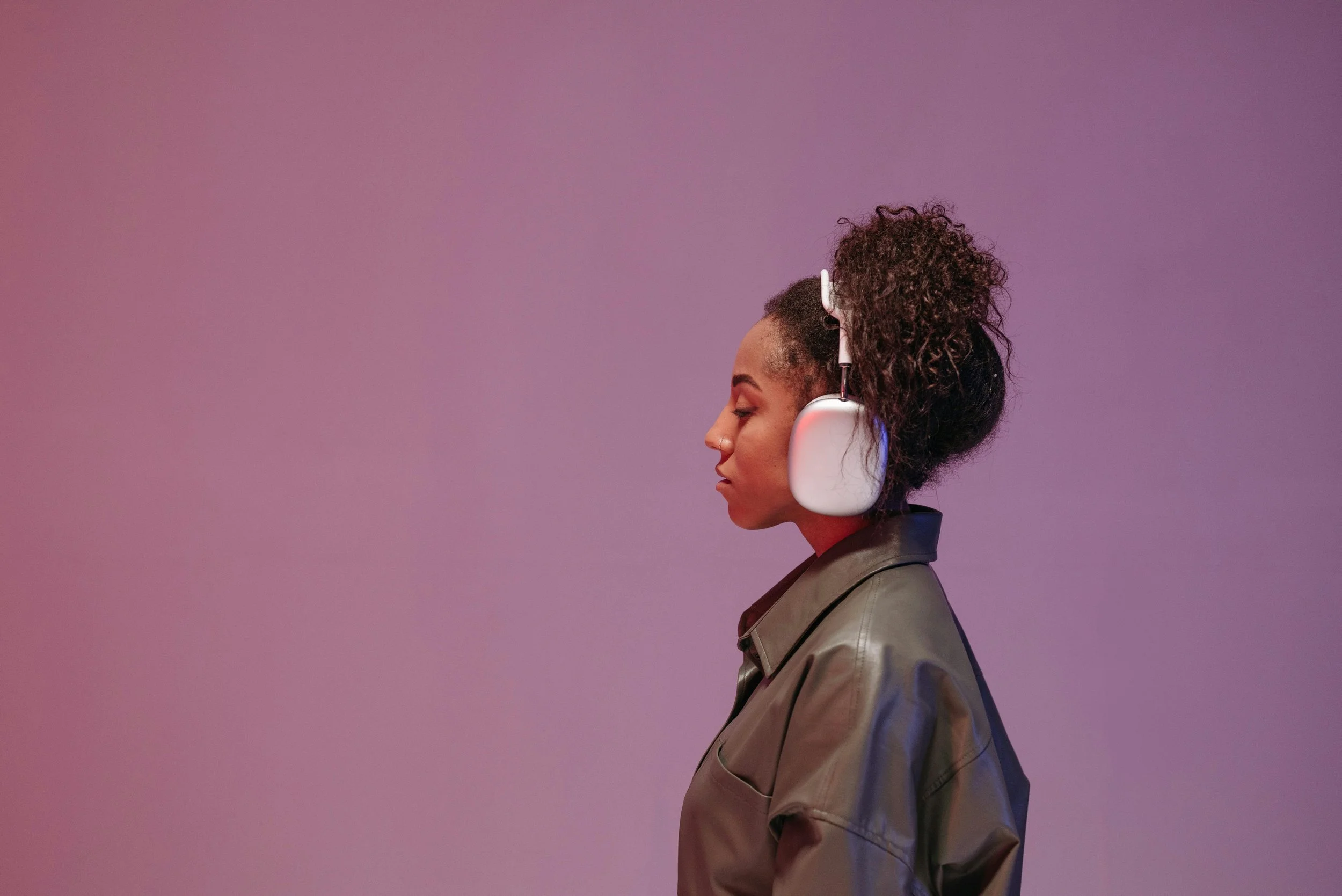 The Best Self-Improvement Audiobooks for Digital Nomads