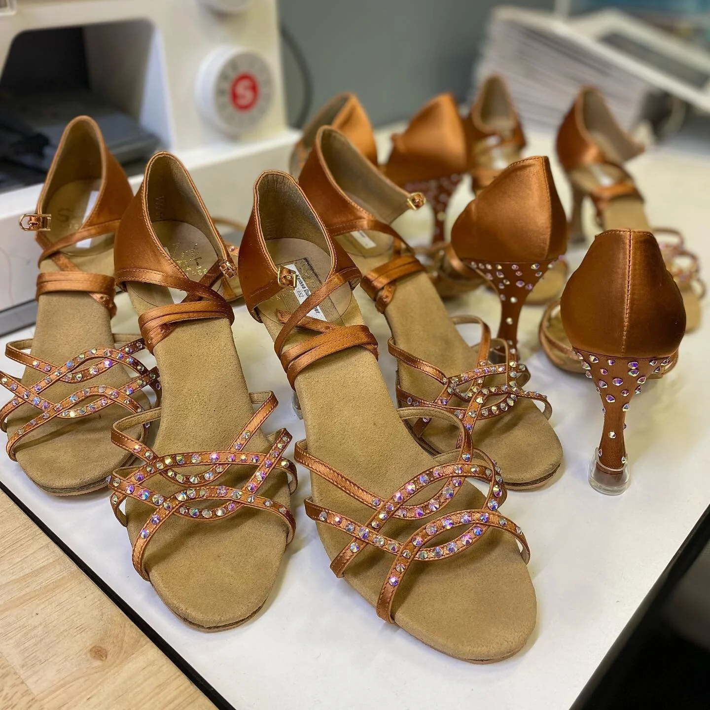 ✨ tryin&rsquo; to make a livin&rsquo; in a rhinestone world ✨

Spent the afternoon rhinestoning these Ray Rose beauties for Paradis 💋