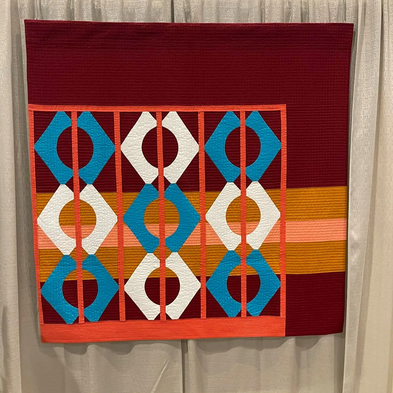 🎉🧵 Congratulations to PMQG Member, Beth Wells! 🧵🎉

Artist: Beth Wells 
Instagram: @bessielouwells 

✨Quilt #1: We&rsquo;re excited to celebrate &ldquo;Wings,&rdquo; Beth&rsquo;s bold and beautiful quilt selected for the Windham Artisan Cotton 202