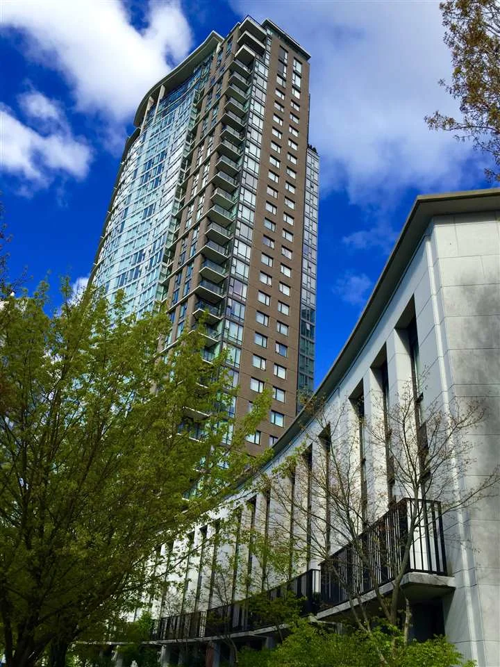 3102-583 Beach Crescent