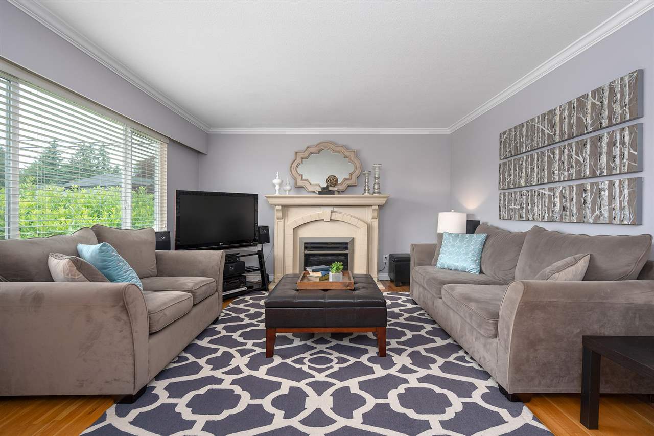 423 Montgomery St living.jpg