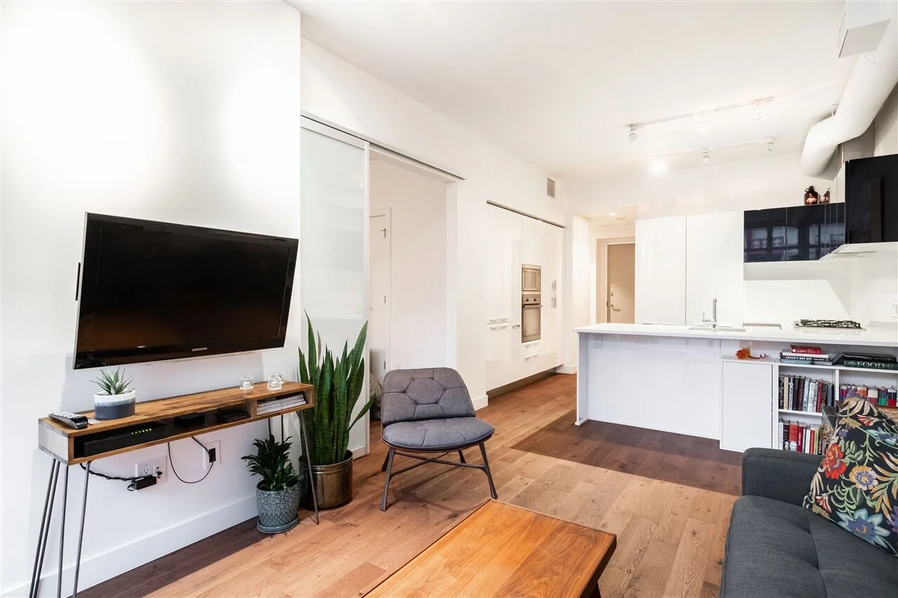 315-108 E1st living 2.jpg