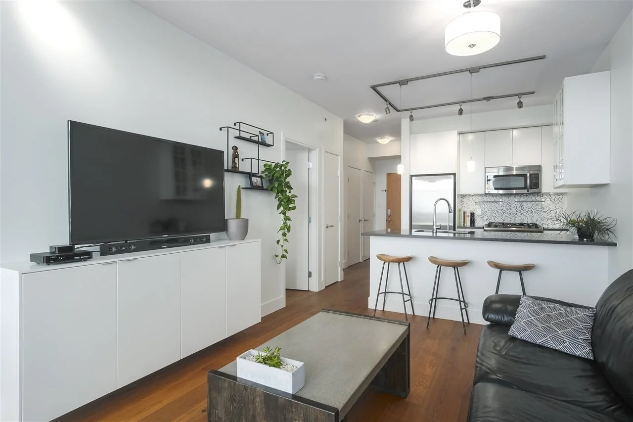 702-298 E11 Ave living room.jpg